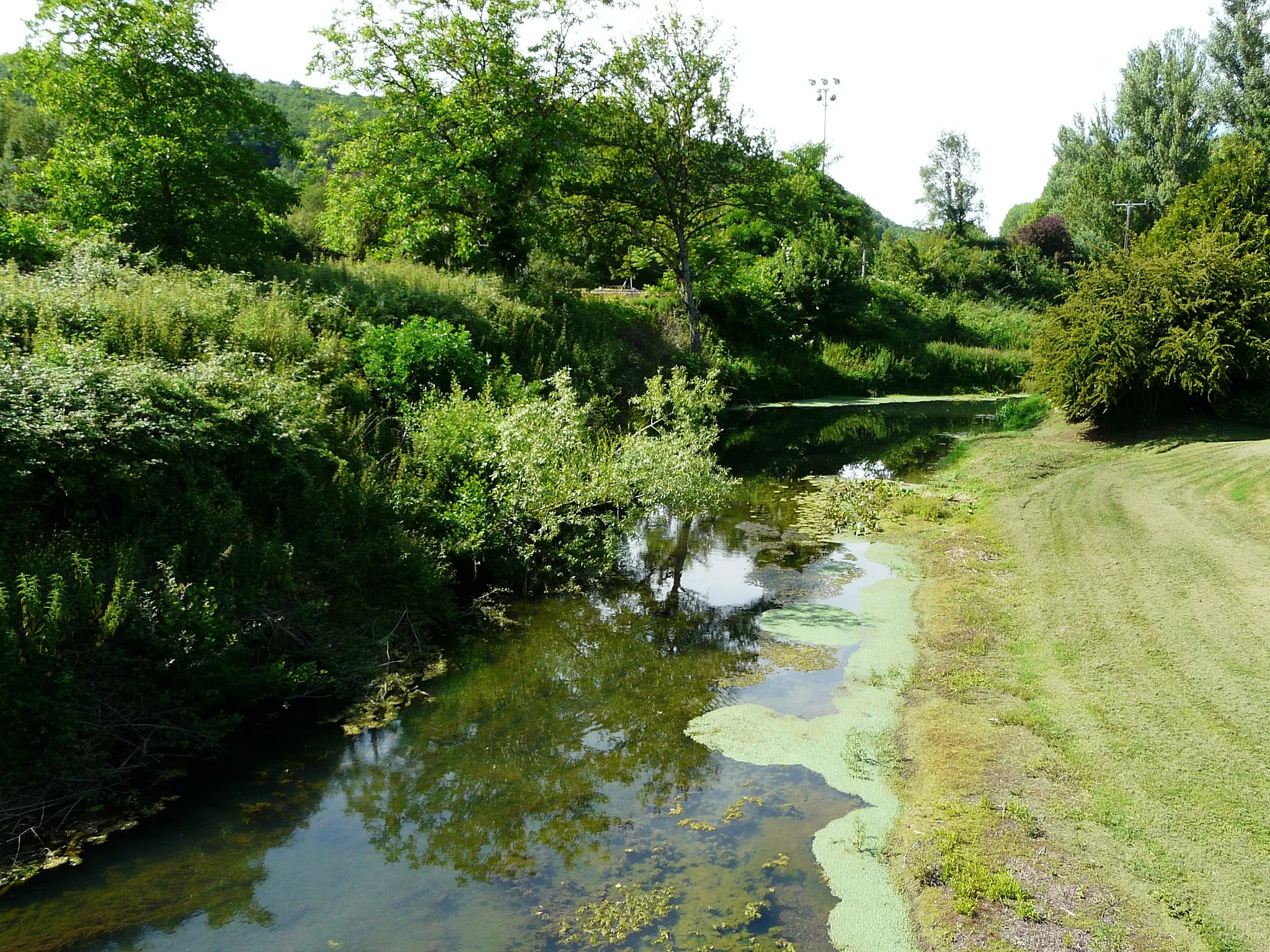 Photo showing: La Tourmente en amont du pont de la route départementale 803, Saint-Denis-lès-Martel, Lot, France.