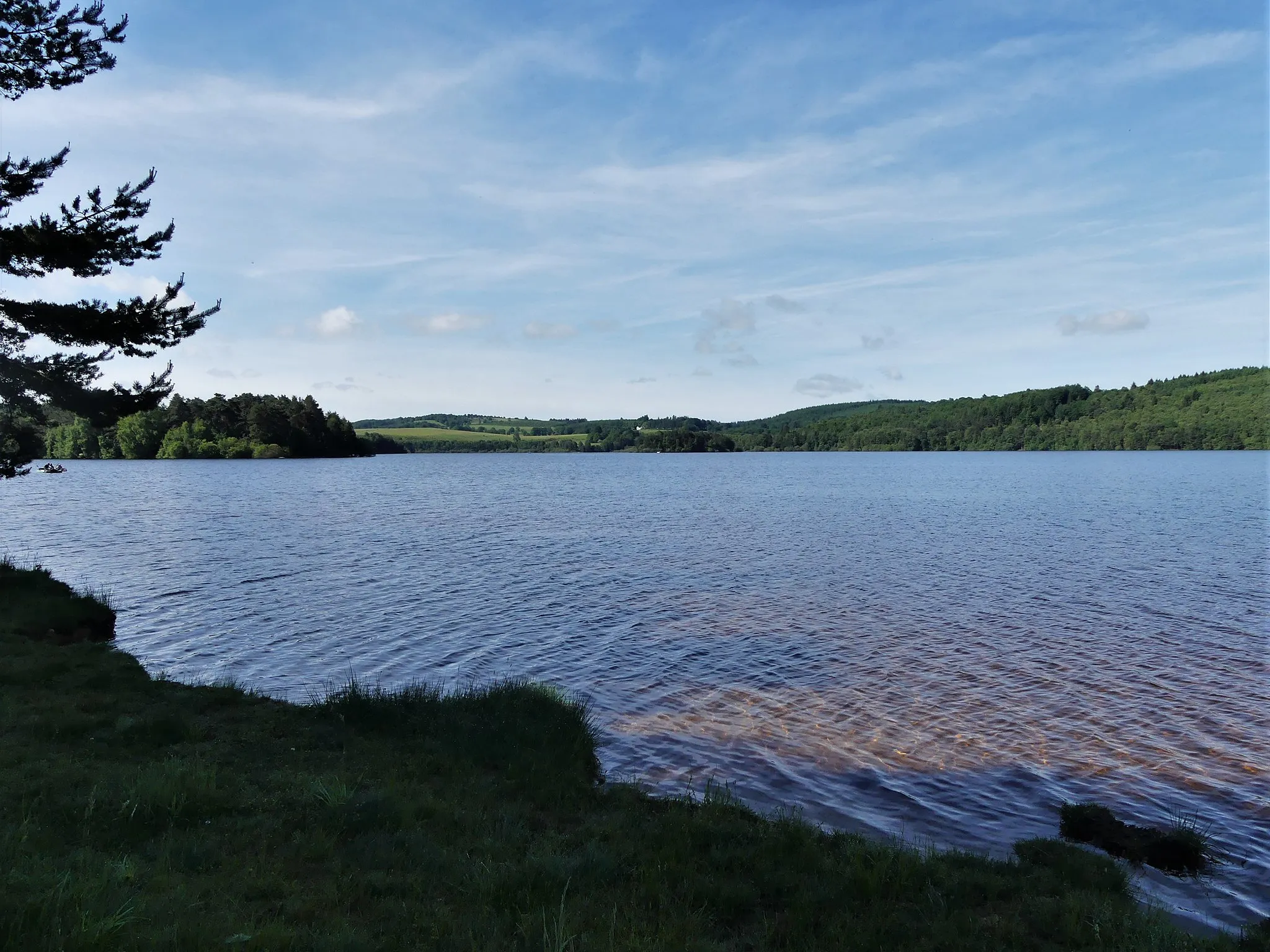 Photo showing: Le lac de la Vaud Gelade à l'aire des Pondauds, Saint-Marc-à-Loubaud, Creuse, France.
