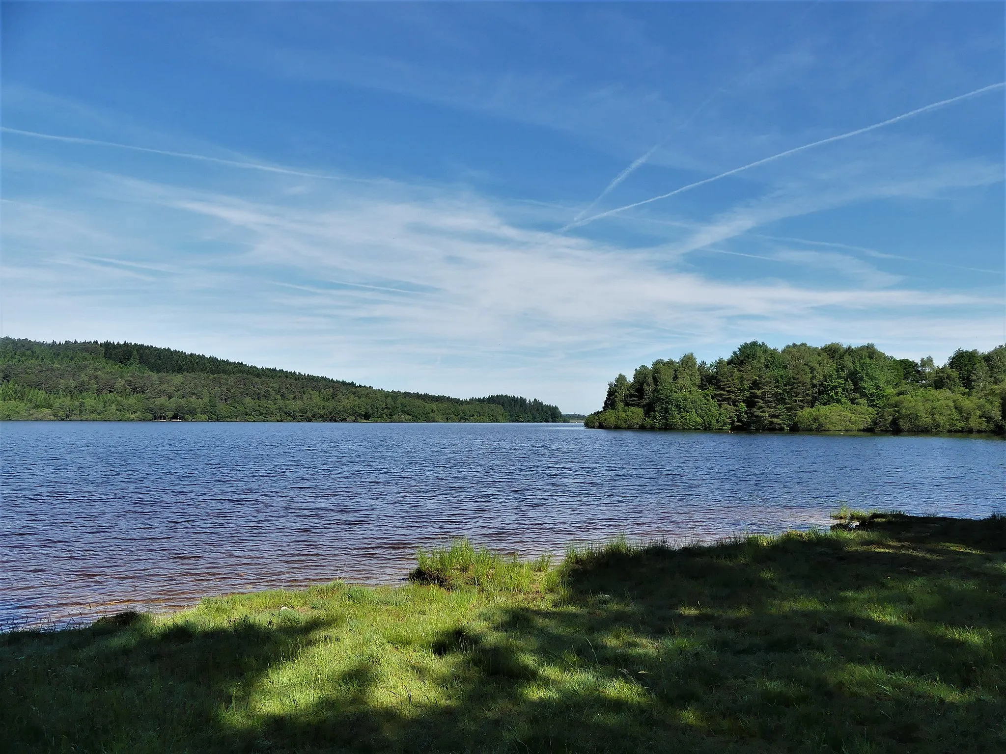 Photo showing: Le lac de la Vaud Gelade à l'aire des Pondauds, Saint-Marc-à-Loubaud, Creuse, France.