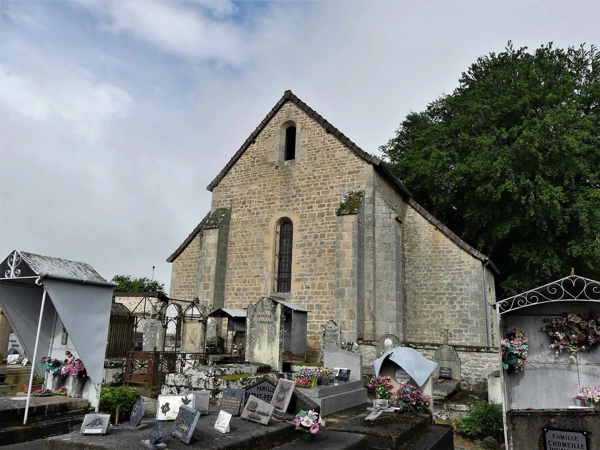 Photo showing: L'église de La Pouge et son cimetière, Creuse, France.