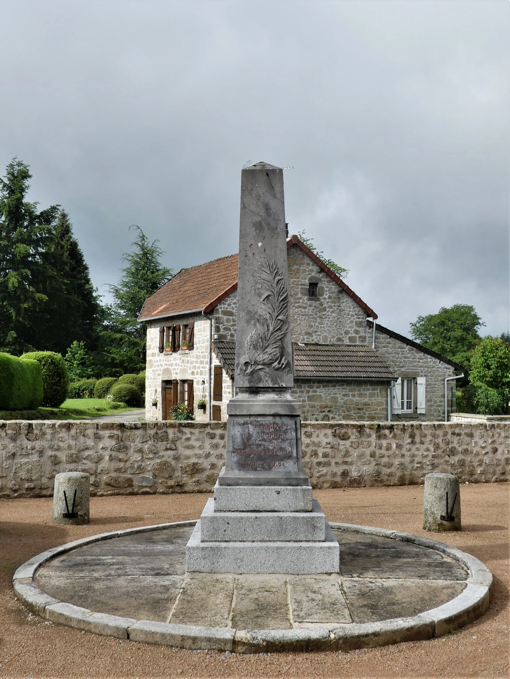 Photo showing: Le monument aux morts de La Pouge, Creuse, France.