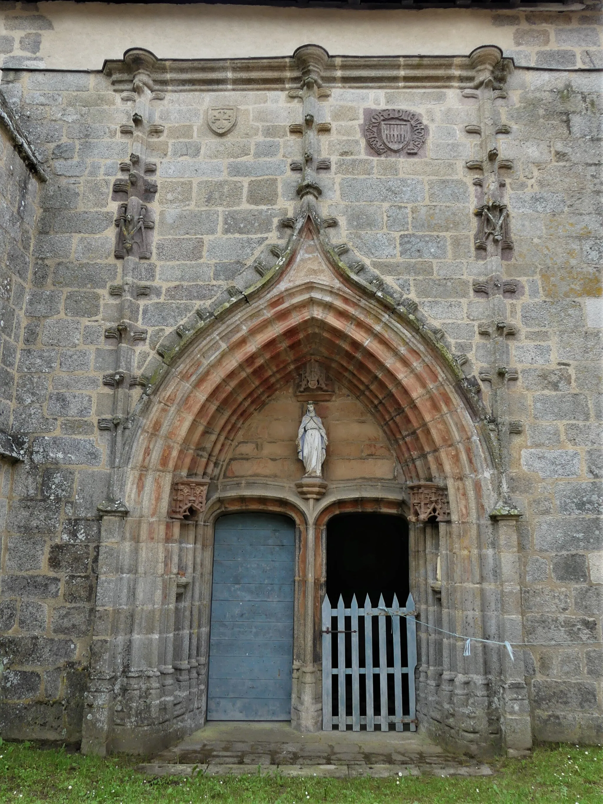 Photo showing: Le portail nord, chapelle de la Borne, Saint-Michel-de-Veisse, Creuse, France.