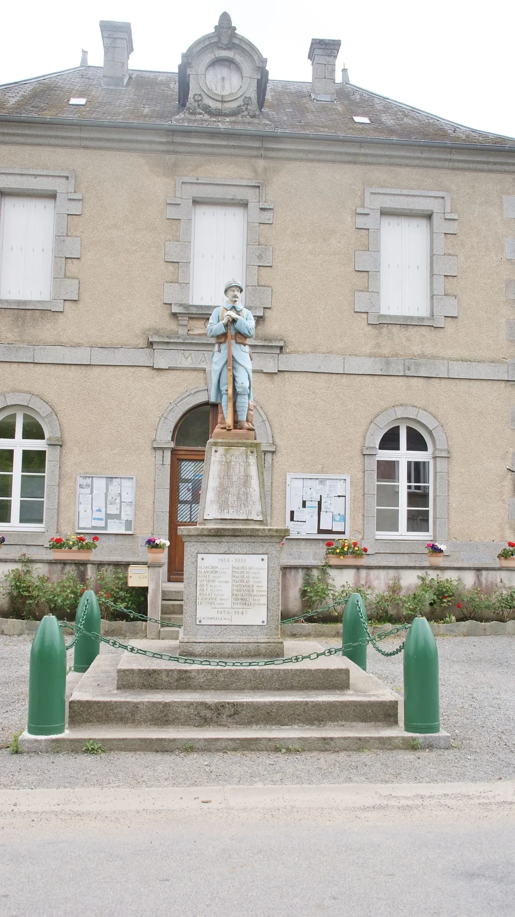 Photo showing: Monument aux morts de Saint-Maurice-près-Crocq (23).