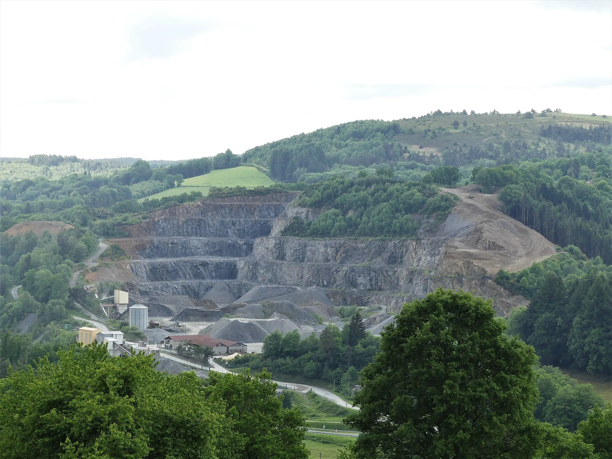 Photo showing: La carrière de gneiss de Clairavaux, Creuse, France.