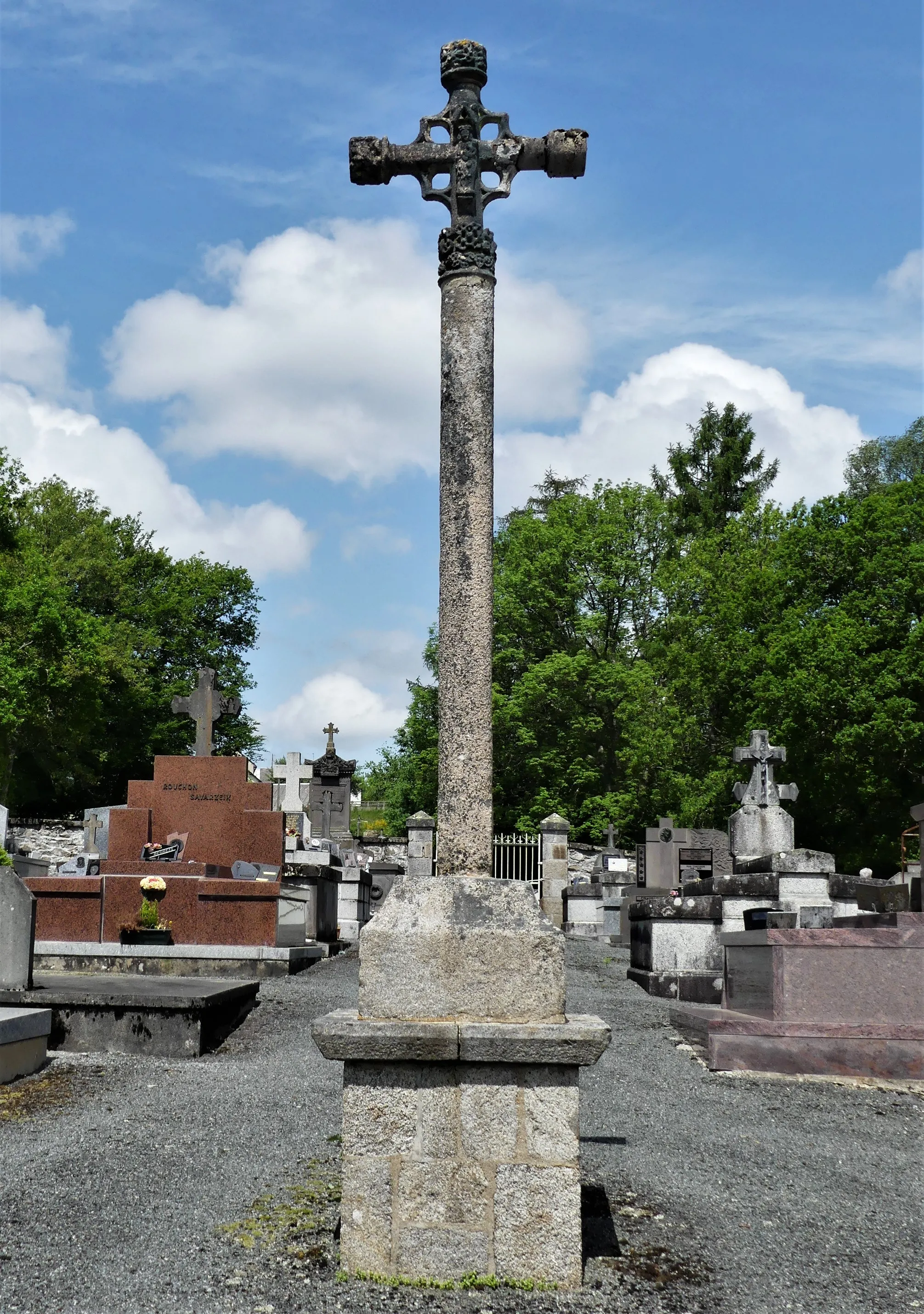 Photo showing: La croix du cimetière de Sarsoux, Saint-Martial-le-Vieux, Creuse, France.