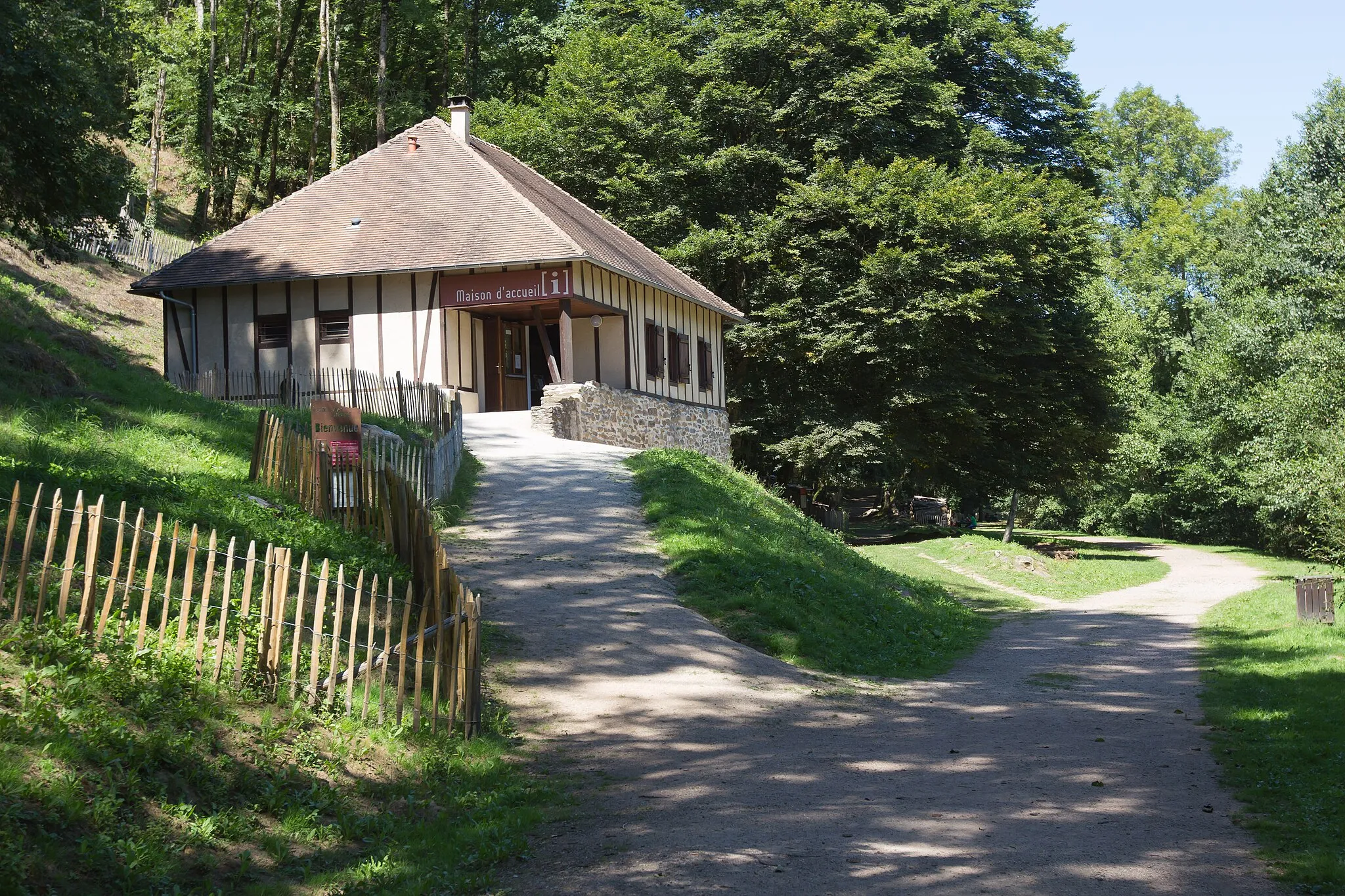 Photo showing: Accueil du château de Chalucet  / Saint-Jean-Ligoure - Haute-Vienne - France