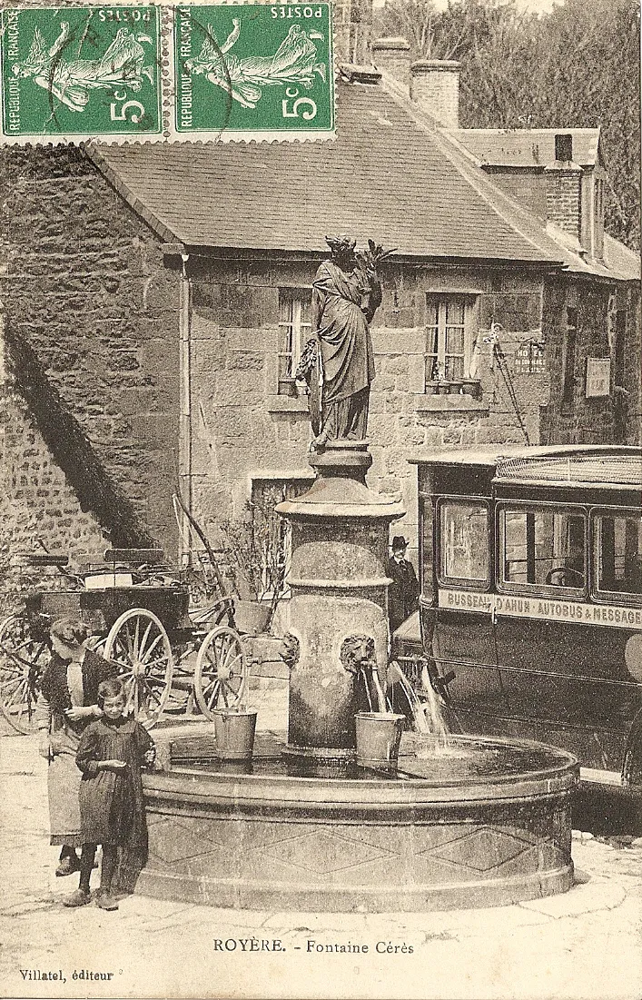 Photo showing: Fontaine, place de la Mayade à Royère-de-Vassivière (Creuse)