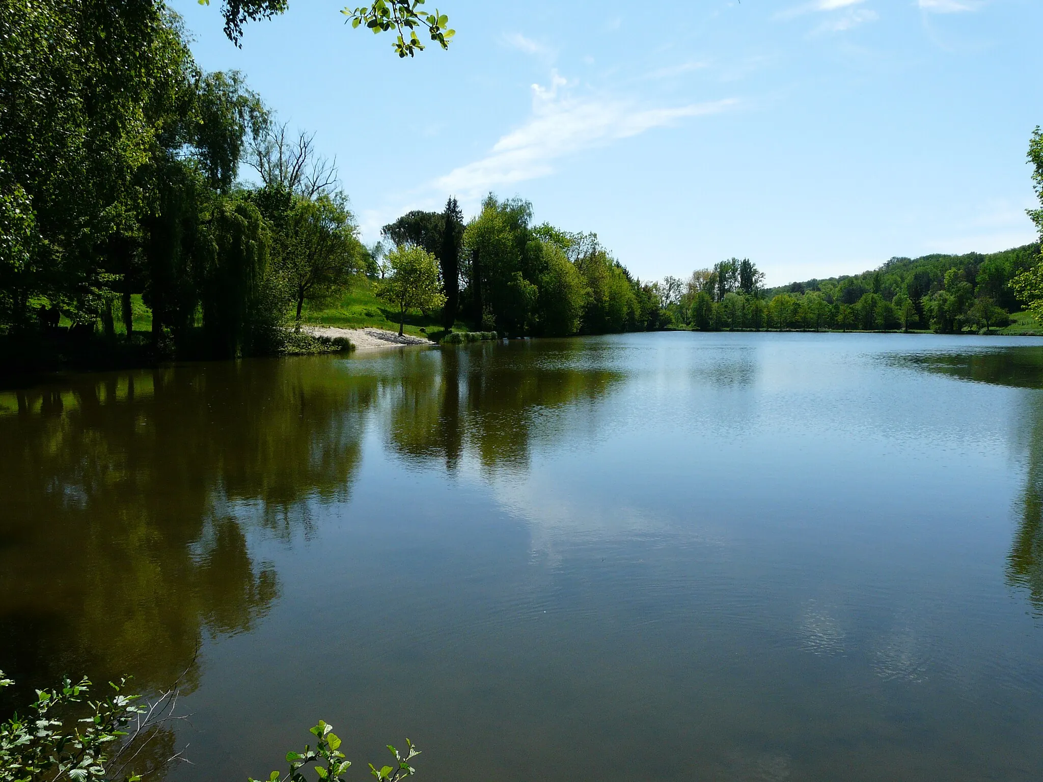 Photo showing: L'étang du Maine sur la Laurence, Thenon, Dordogne, France.