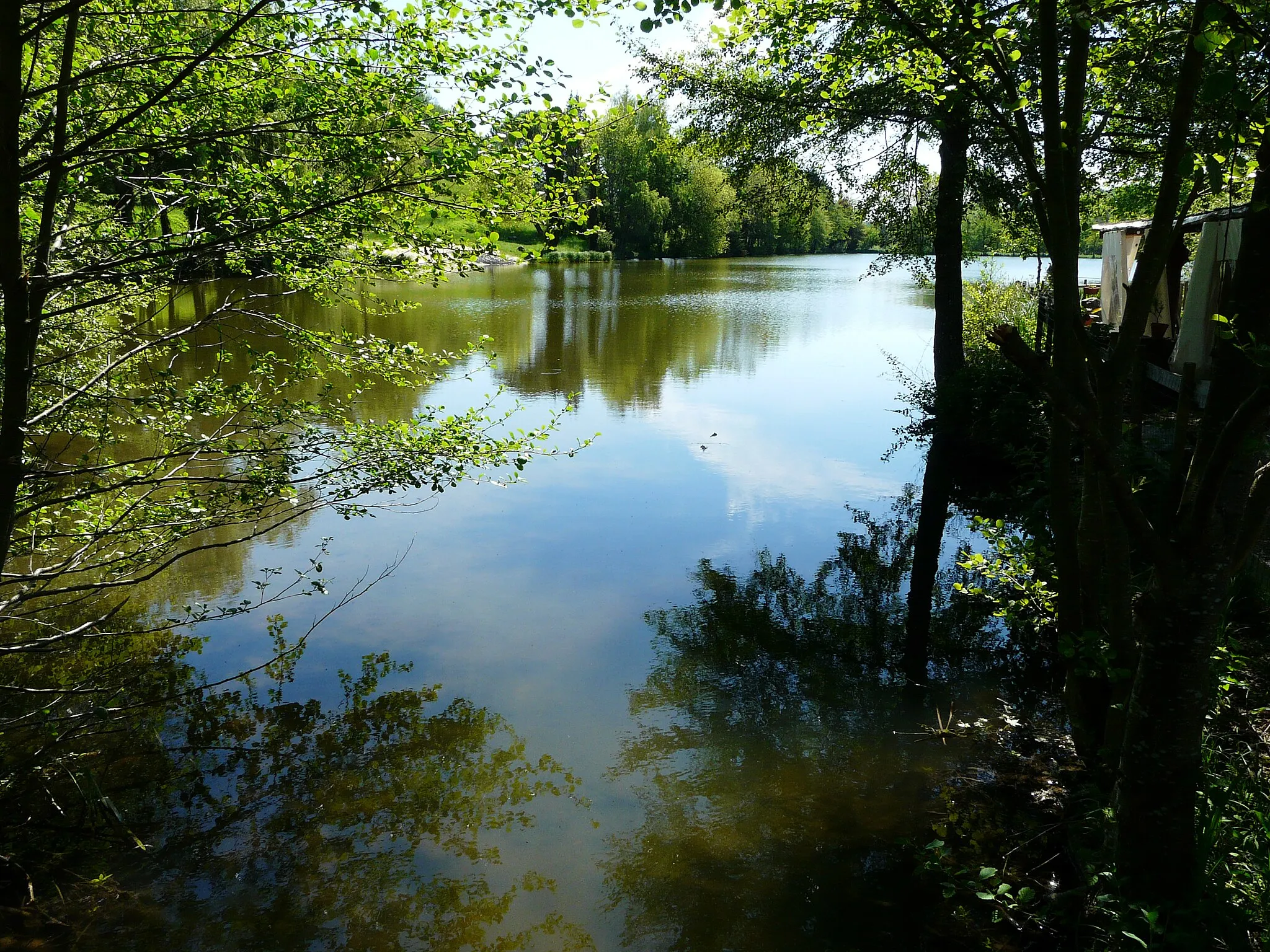 Photo showing: L'étang du Maine sur la Laurence, Thenon, Dordogne, France.