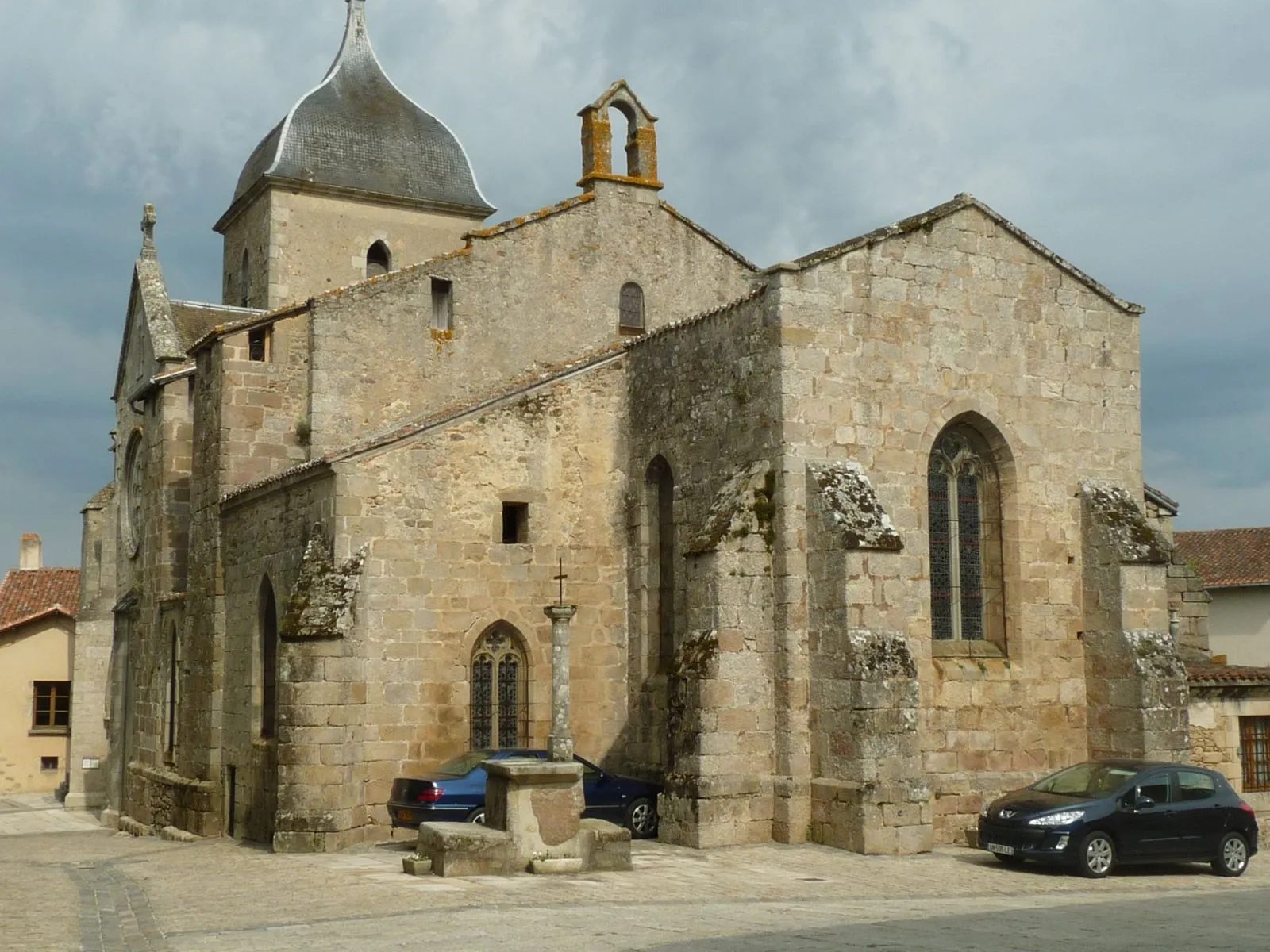 Photo showing: church of Brigueuil, Charente, SW France