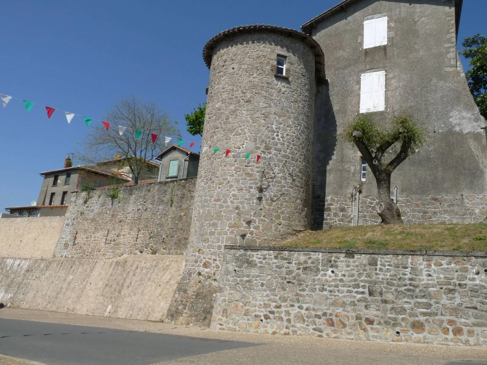 Photo showing: Tour et remparts, rue de la Quinterne, Brigueuil, Charente, France