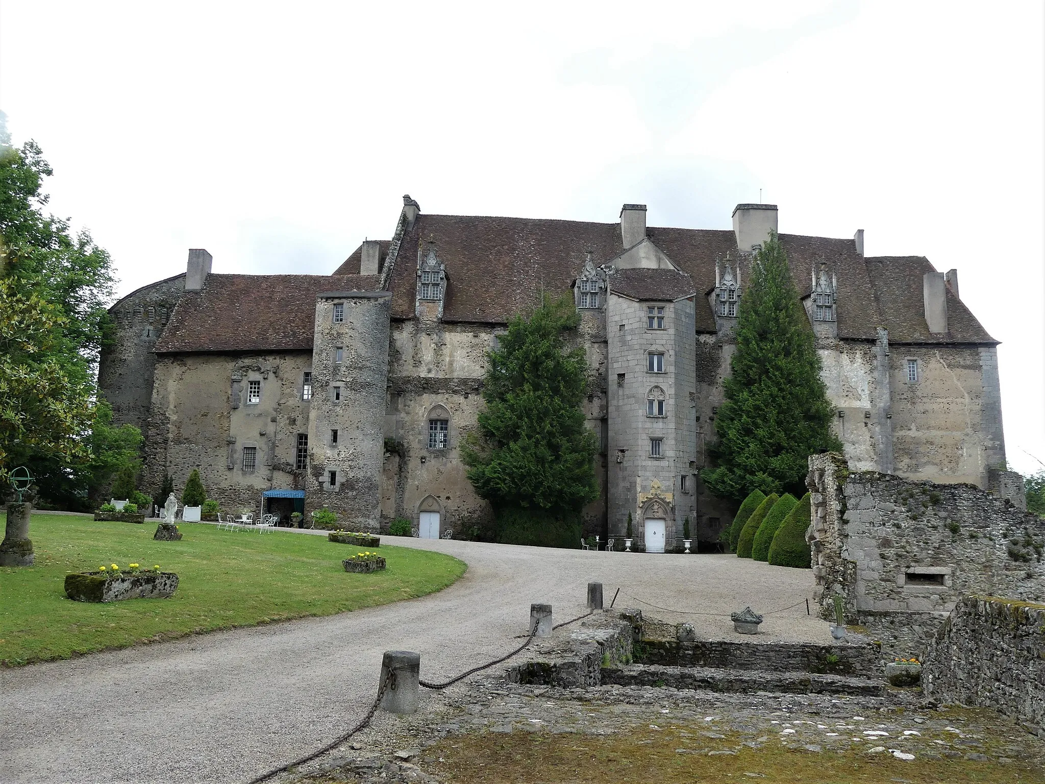 Photo showing: La façade nord et la cour intérieure du château de Boussac, Creuse, France.
