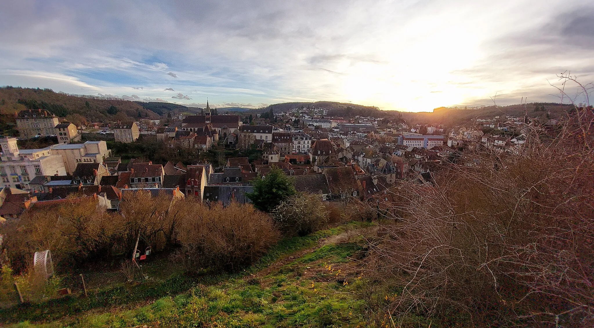 Photo showing: Au centre-gauche, Église Sainte-Croix - Aubusson, vue depuis la Tour de l'Horloge, département de la Creuse, FRANCE