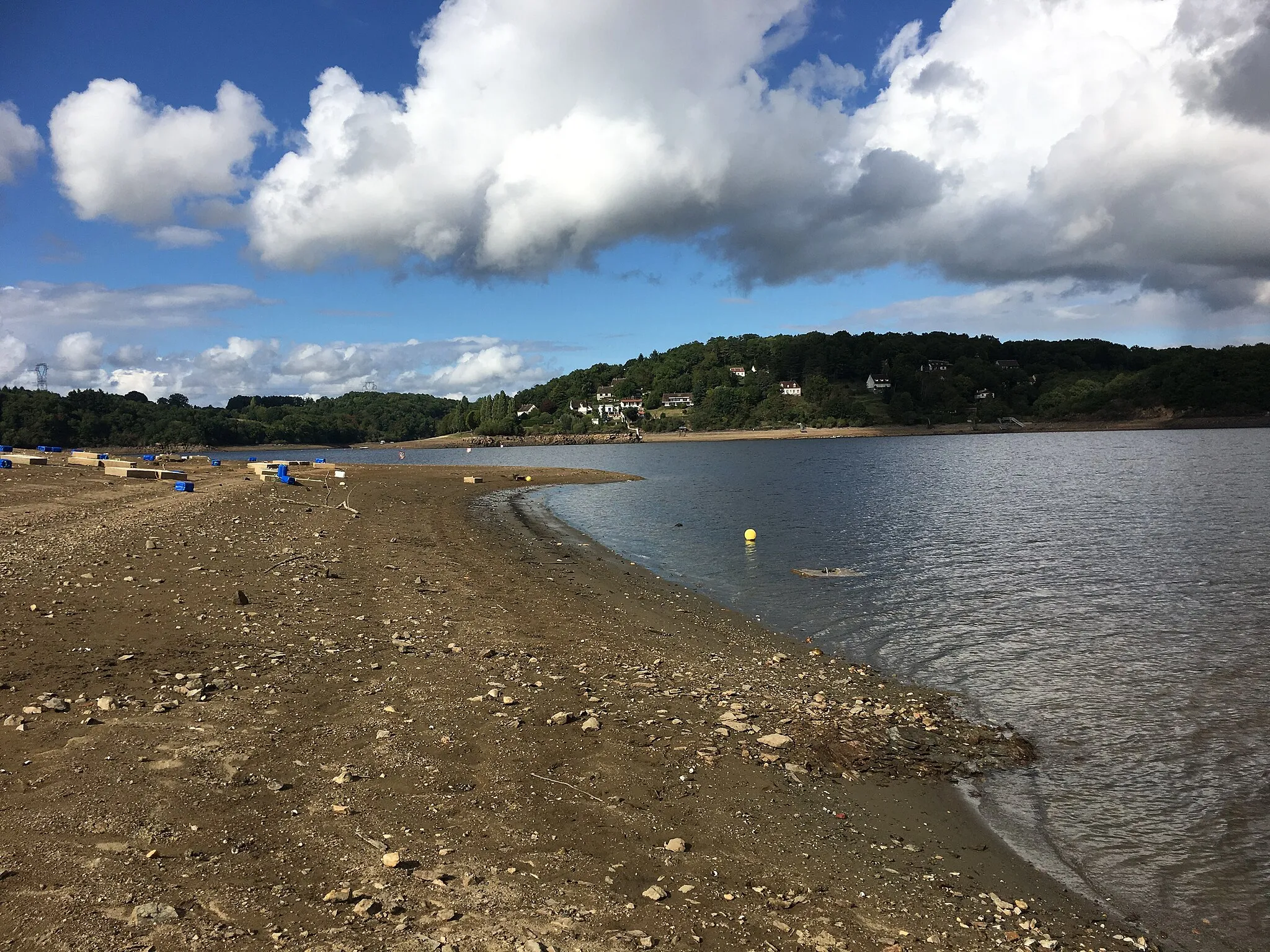 Photo showing: Le lac de Chambon lors de l'examen technique décennal du barrage en 2017, à Chambon (commune d'Éguzon-Chantôme).