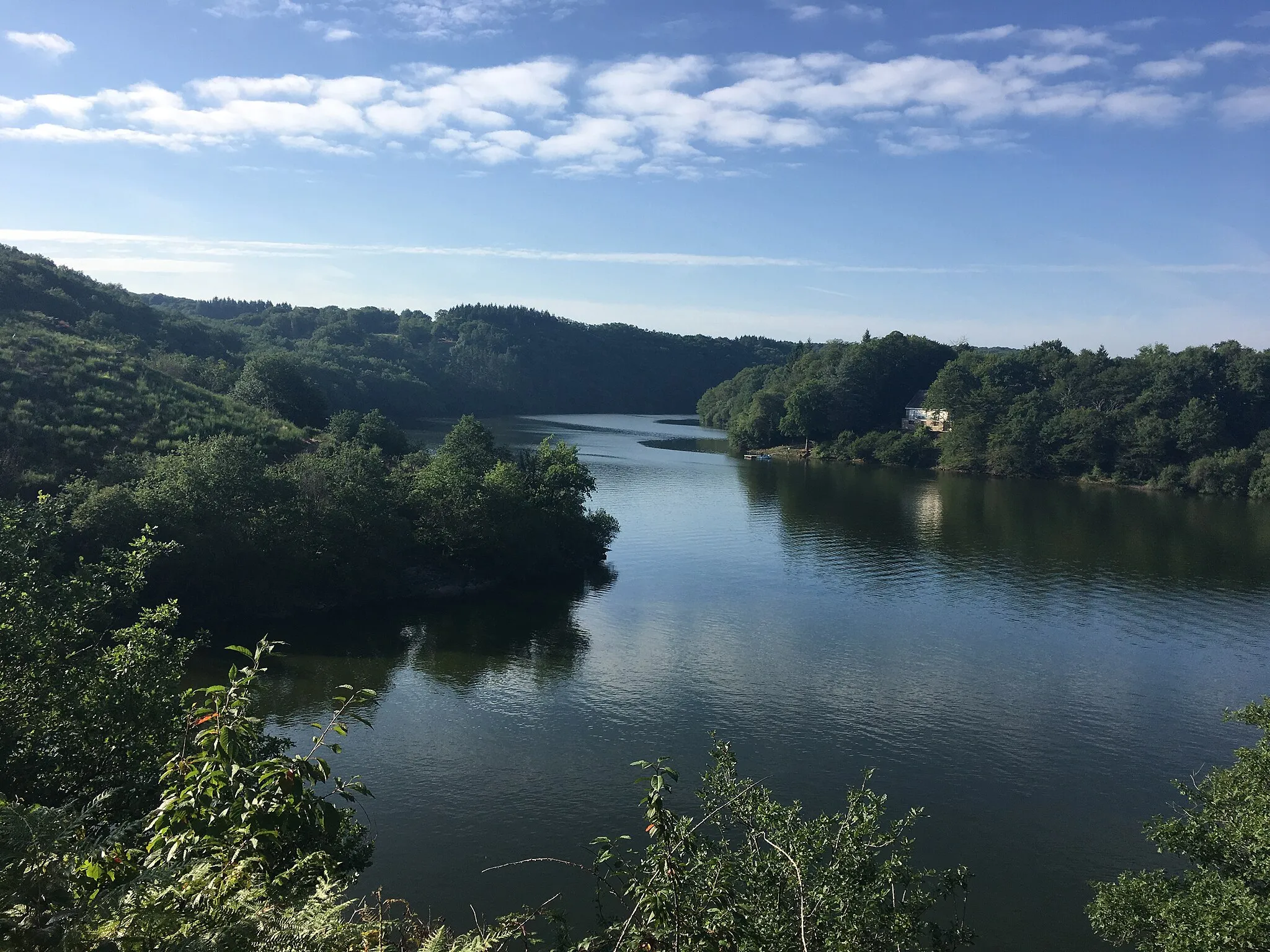 Photo showing: Lac de Chambon : Le lac en direction de Crozant (23), depuis la rive droite.