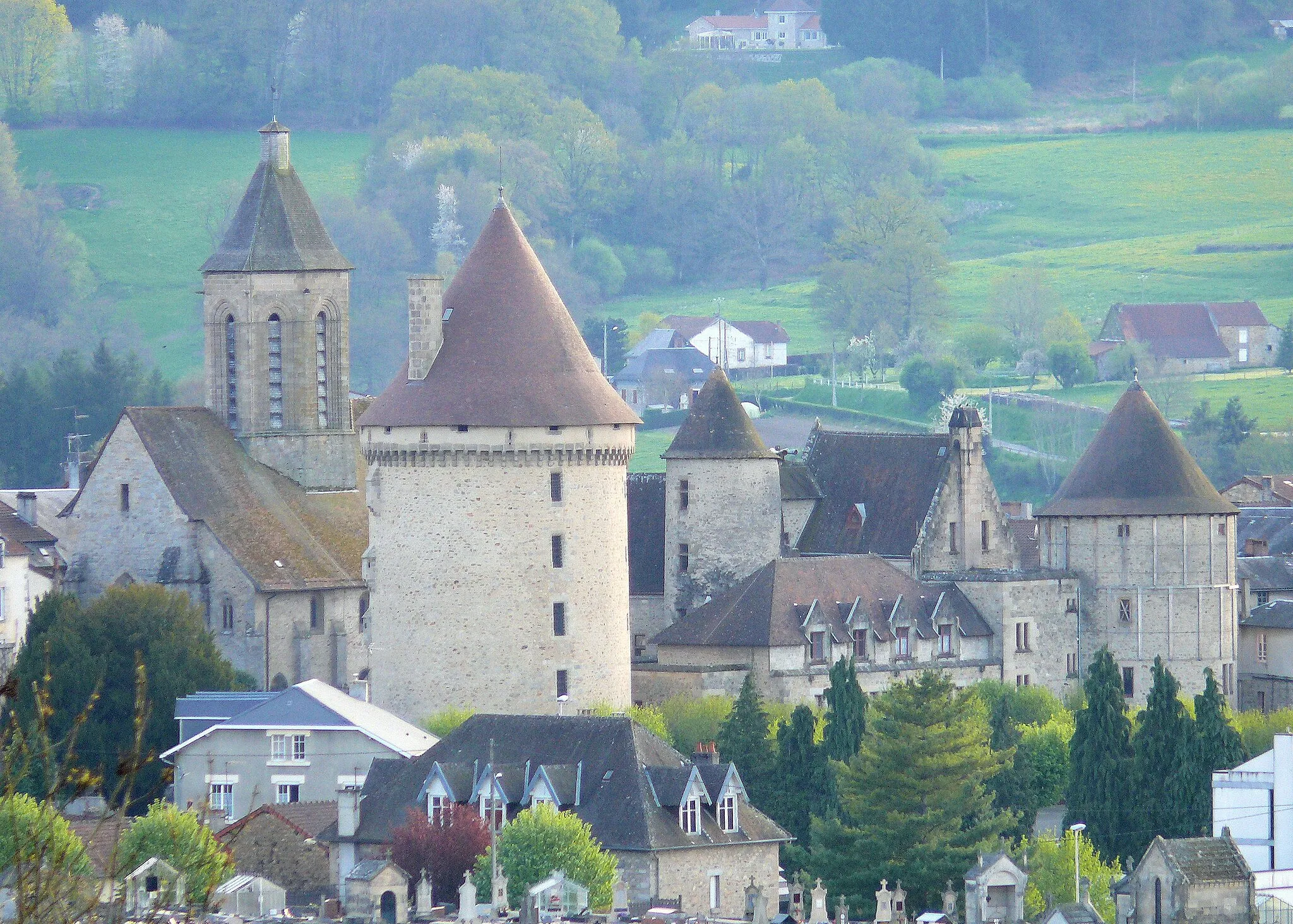 Photo showing: Bourganeuf - Château et église