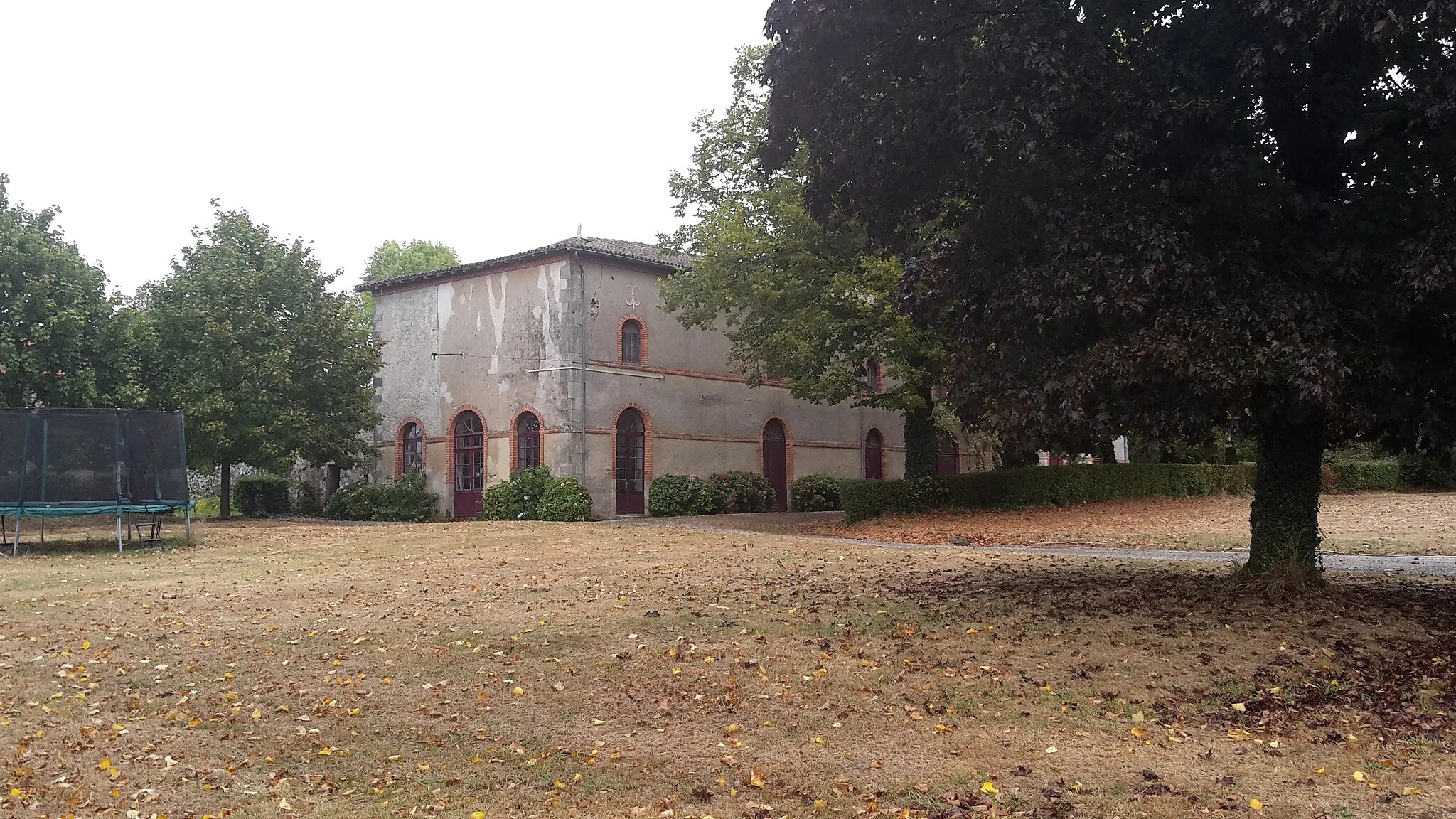 Photo showing: Dépendances du château de Leymarie.