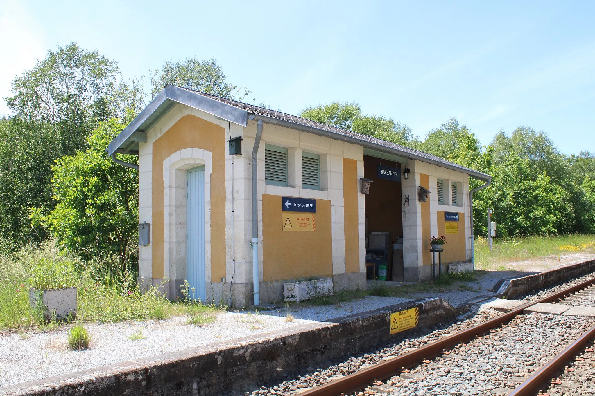 Photo showing: La salle d'attente de la agre Barsanges en 2022