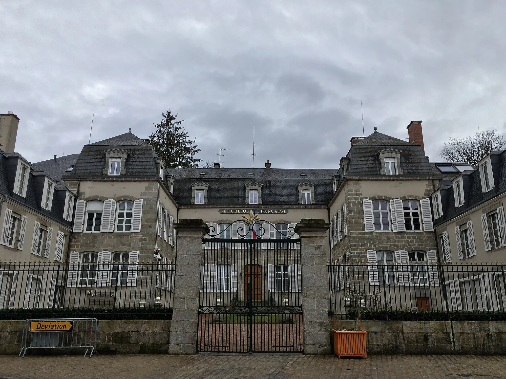 Photo showing: La façade de la préfecture de la Creuse à Guéret.