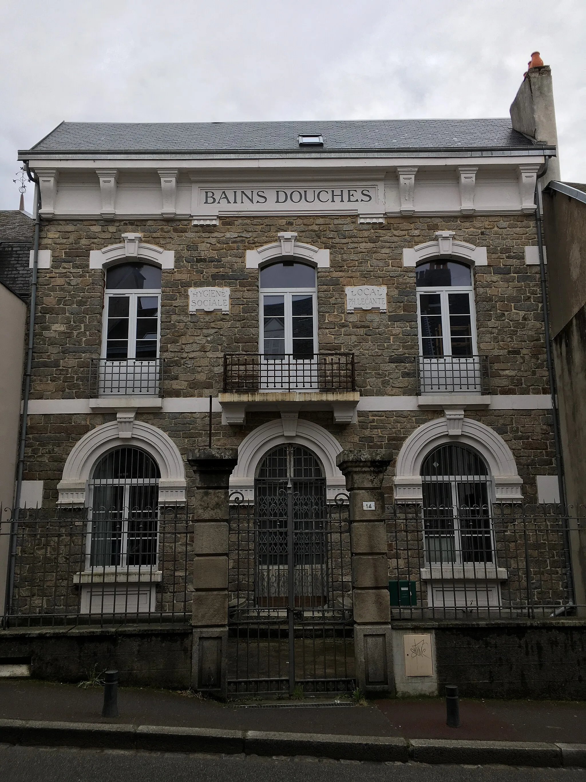 Photo showing: Les anciens Bains Douches de la ville de Guéret.