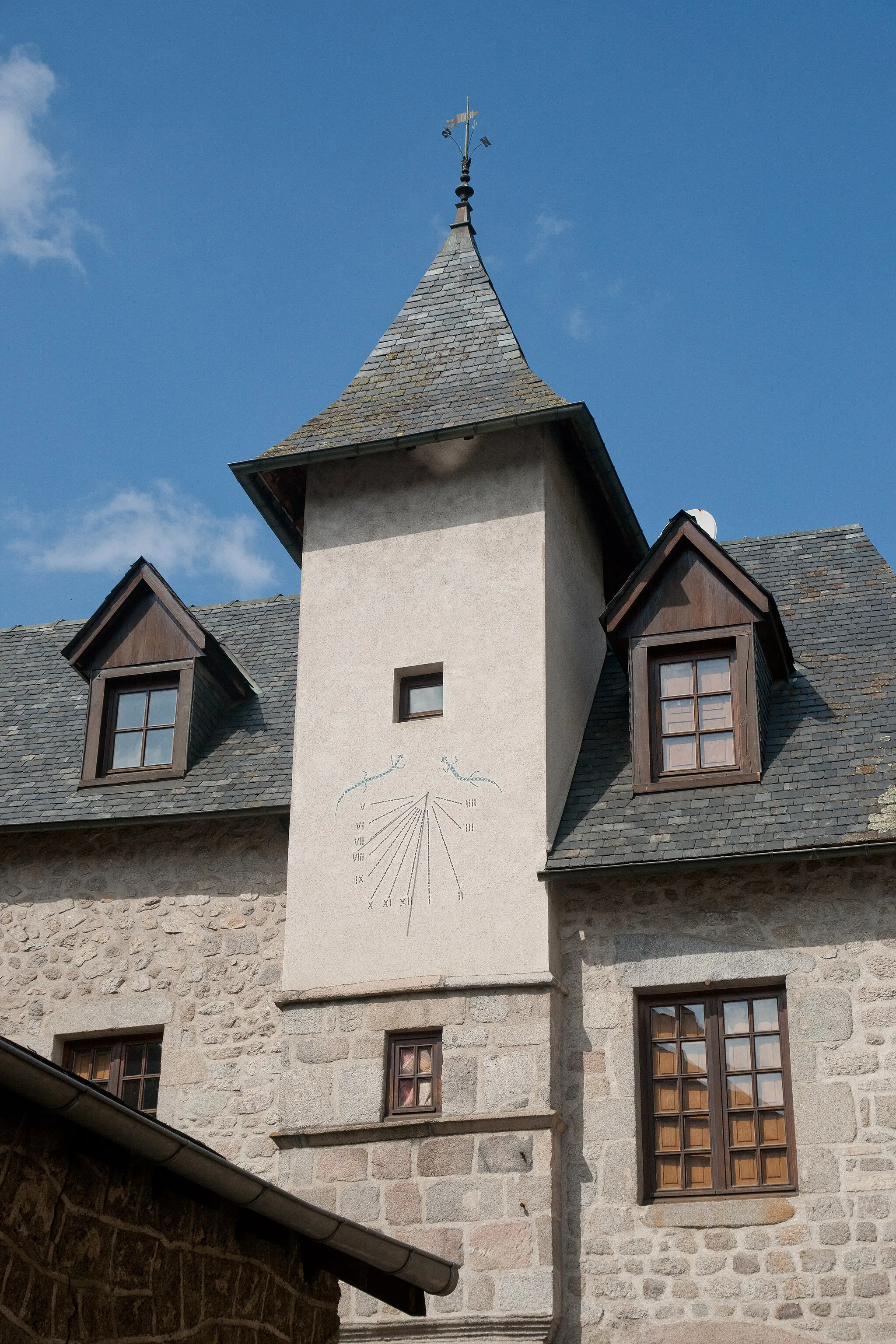 Photo showing: Vieille ville de Ussel en Corrèze. Cadran solaire.