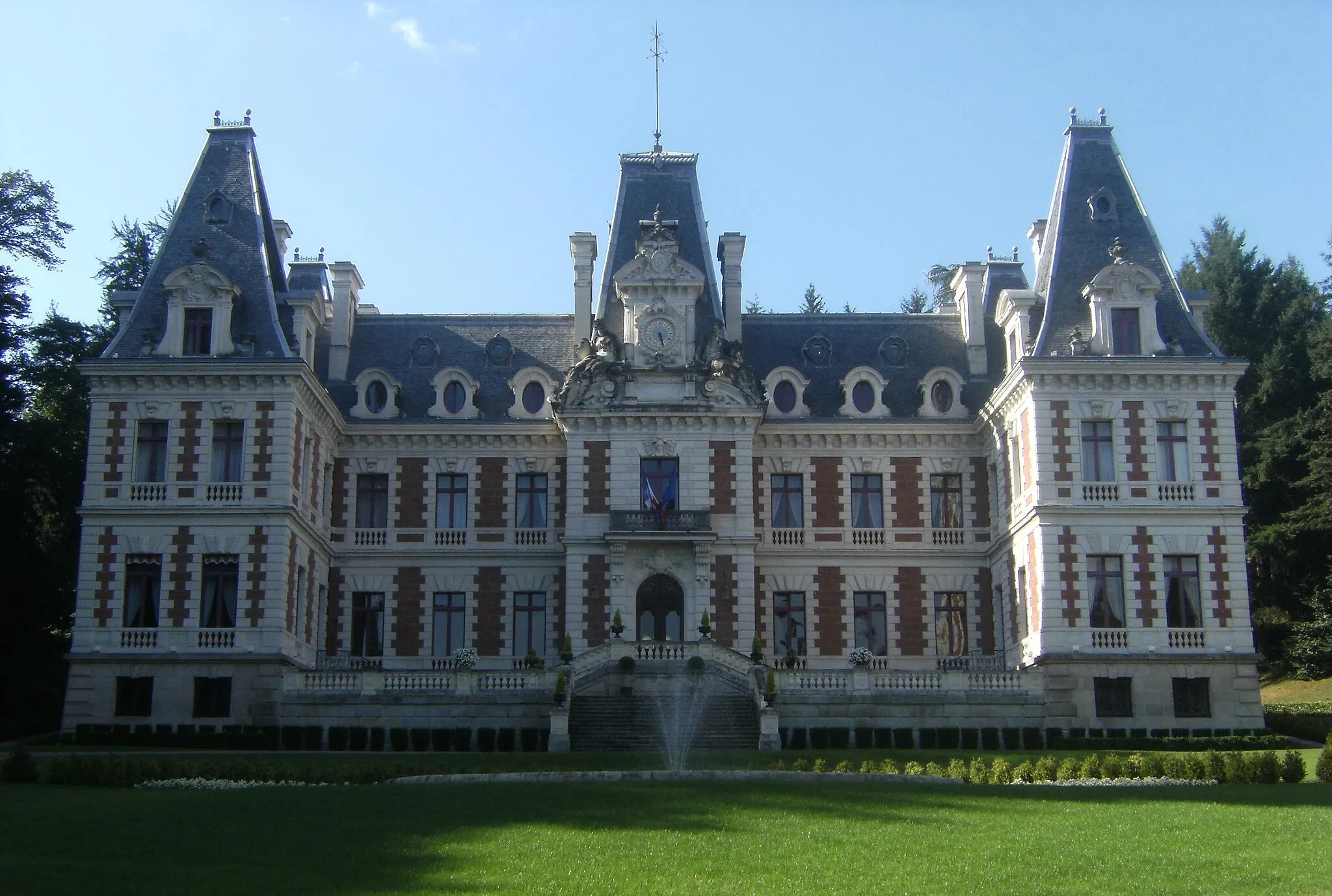 Photo showing: J. Gardès [1] et Félix Élie Xavier Hulot (Français, 1832-1915) [2], architectes: Hôtel de la Préfecture du département de la Corrèze (1864-1880), inscrit monument historique par arrêté du 4 mai 2000, Tulle, Corrèze, France. Pavillon central orné d'une horloge flanquée de grandes figures allégoriques assises symbolisant à gauche L'Industrie et à droite L'Agriculture, exécutées par le sculpteur Aimé-Jules Dalou pour l'atelier du décorateur Eugène Pierre Lefebvre. (Cf. Maurice Dreyfous: Dalou, sa vie et son oeuvre, Paris, Laurens, 1903)