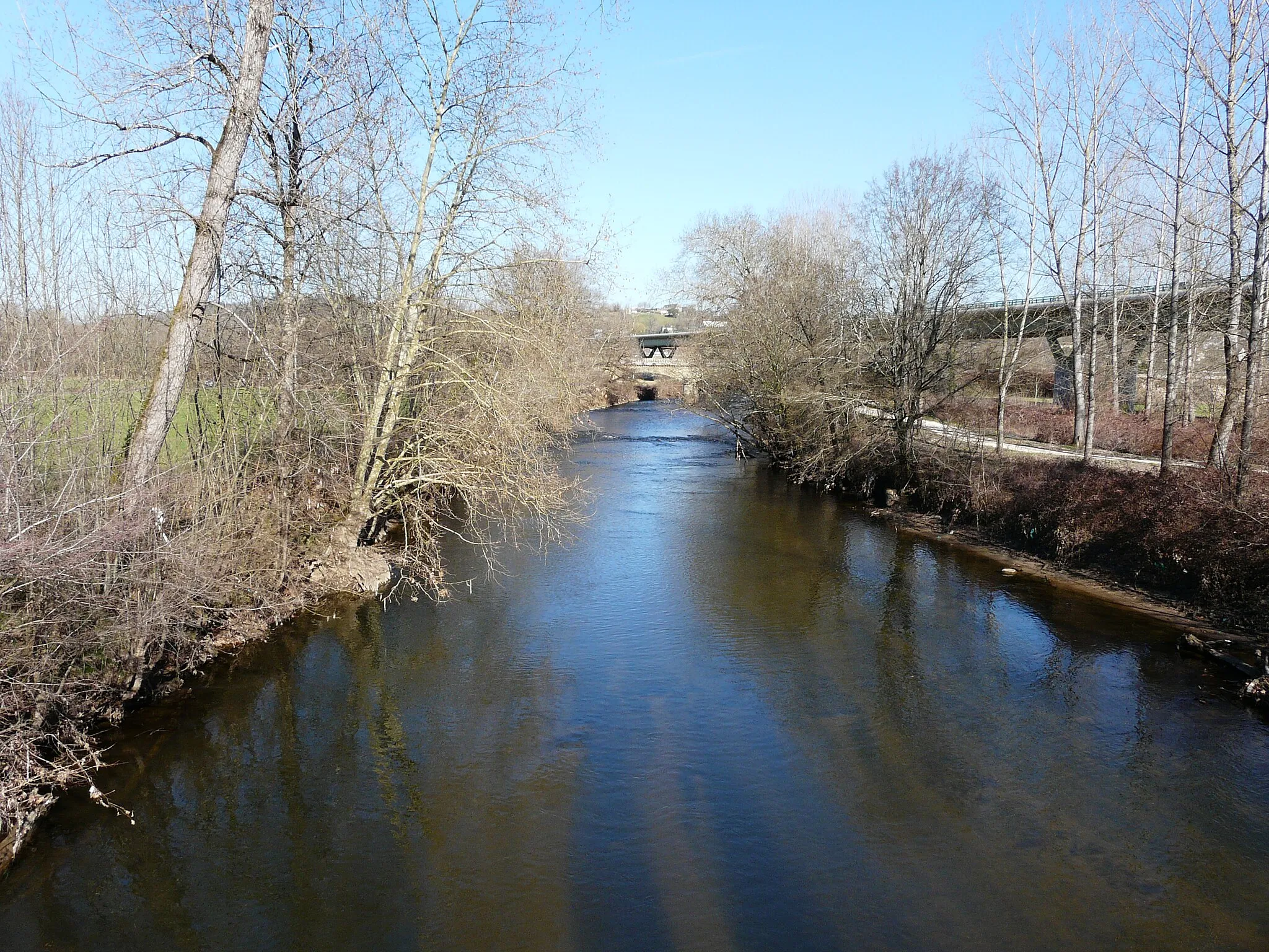 Photo showing: En amont de la route départementale 69, la Corrèze marque la limite entre Ussac (à gauche) et Saint-Pantaléon-de-Larche (en rive opposée), Corrèze France. Sur la droite, le viaduc Vézère-Corrèze de l'autoroute A89.