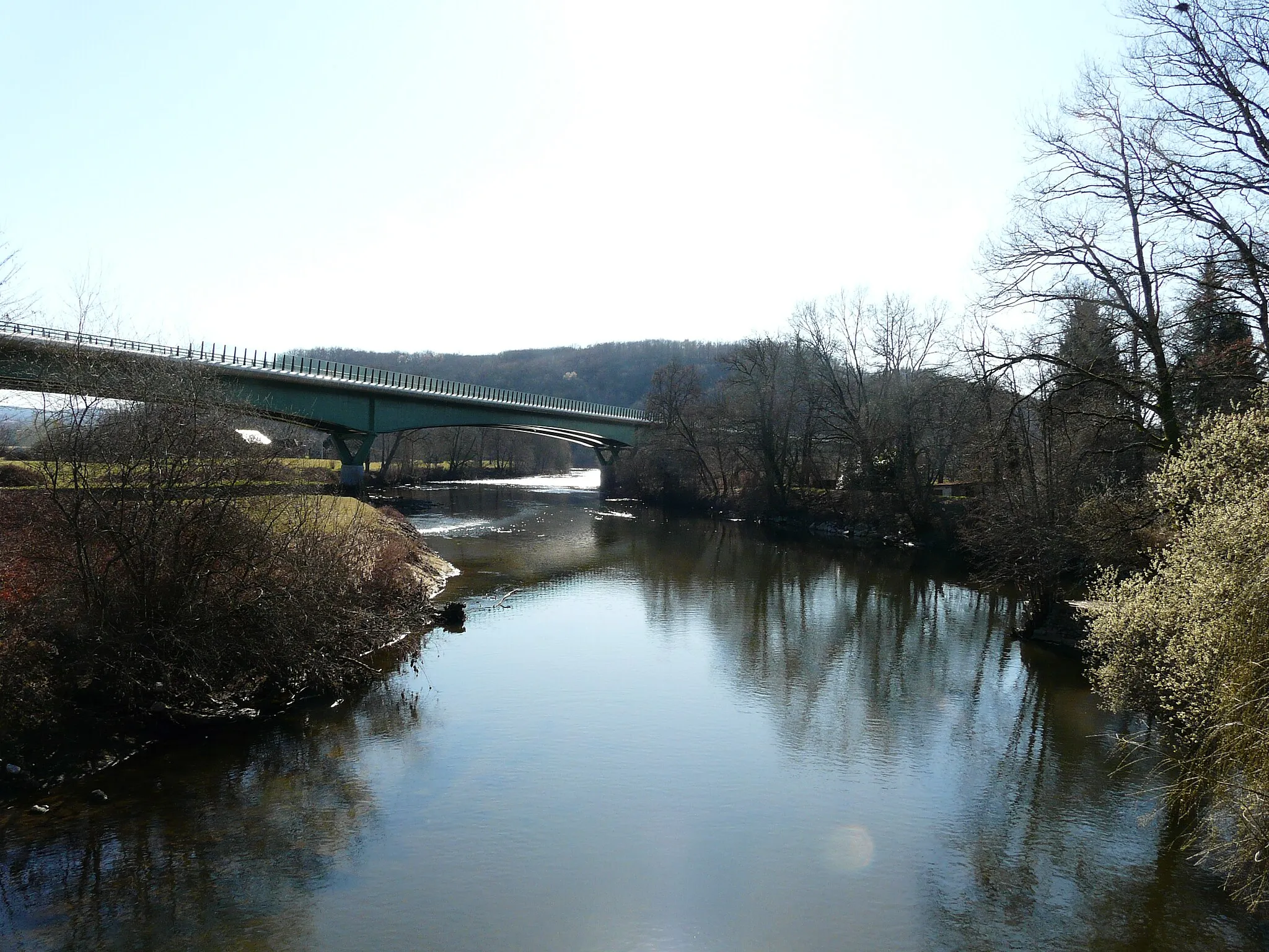 Photo showing: La Corrèze au niveau de son confluent avec la Vézère venant de la droite. Sur la droite, communes d'Ussac (premier plan) et de Varetz (second plan). Sur la gauche, le viaduc Vézère-Corrèze de l'autoroute A89 sur la commune de Saint-Pantaléon-de-Larche.