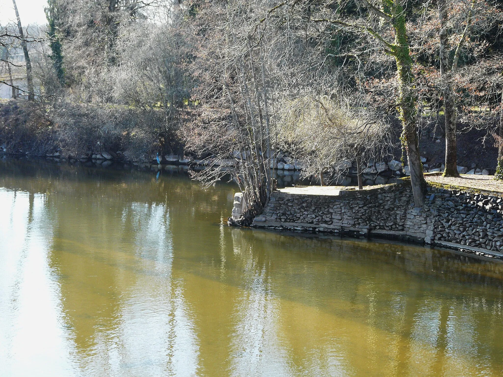 Photo showing: Le confluent de la Corrèze (au premier plan) avec la Vézère (venant de  la droite), Corrèze, France.