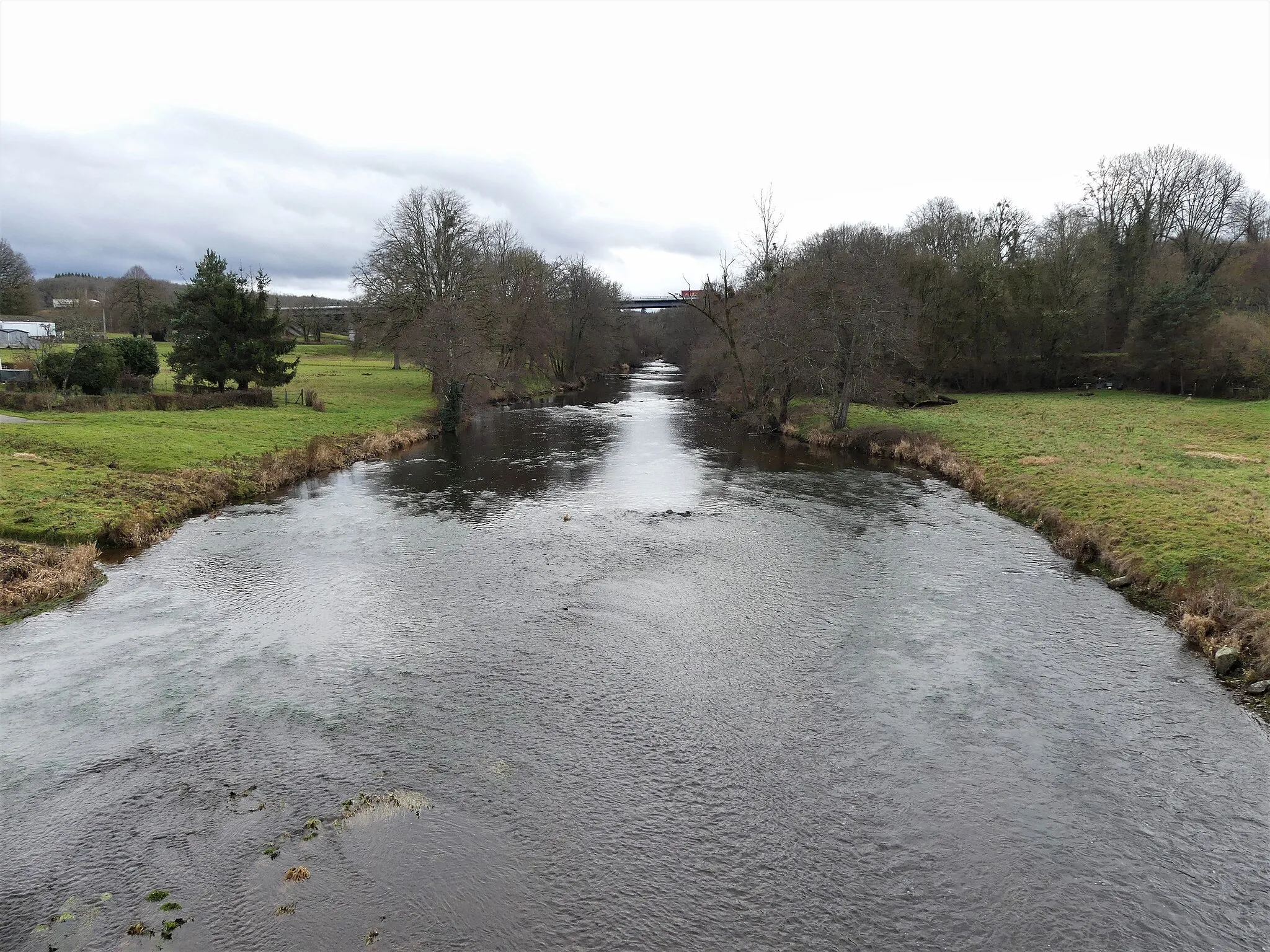 Photo showing: La Creuse au pont de la route départementale 100, en limite d'Ajain (à gauche) et Sainte-Feyre, Creuse, France. Vue prise en direction de l'amont.