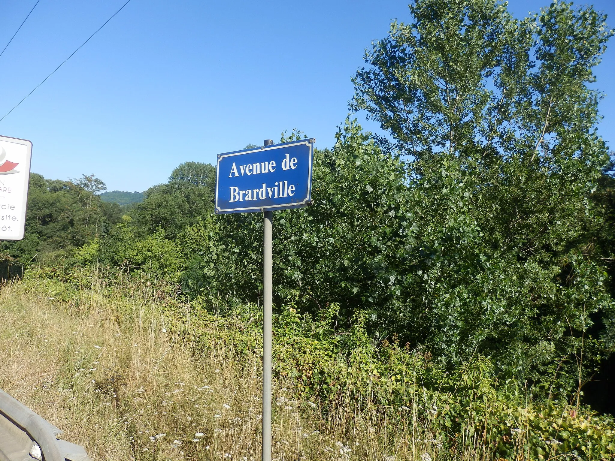 Photo showing: Route allant du Lardin-Saint-Lazare à Terrasson, lieu dit Brardville, au niveau de l'ancienne verrerie