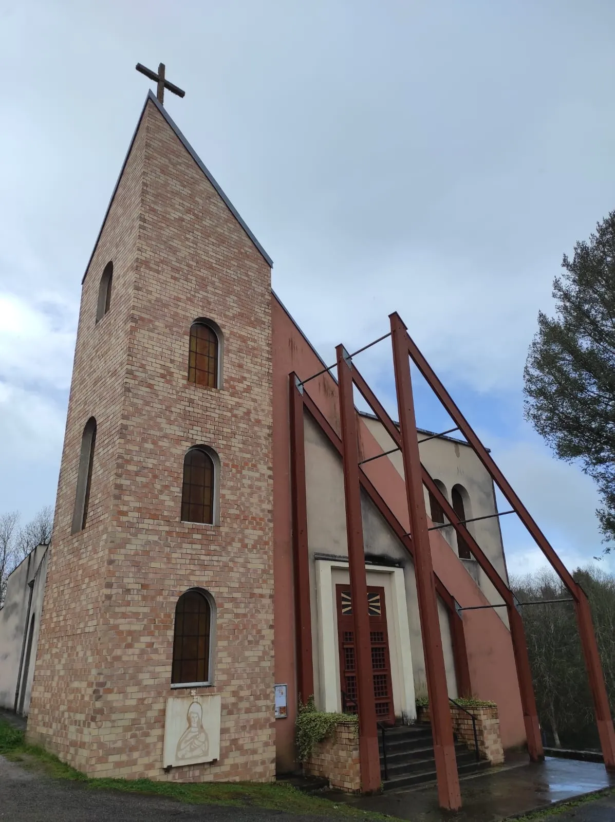 Photo showing: Église Notre-Dame située dans la commune de Bosmie-l'Aiguille dans le département de la Haute-Vienne en France.
