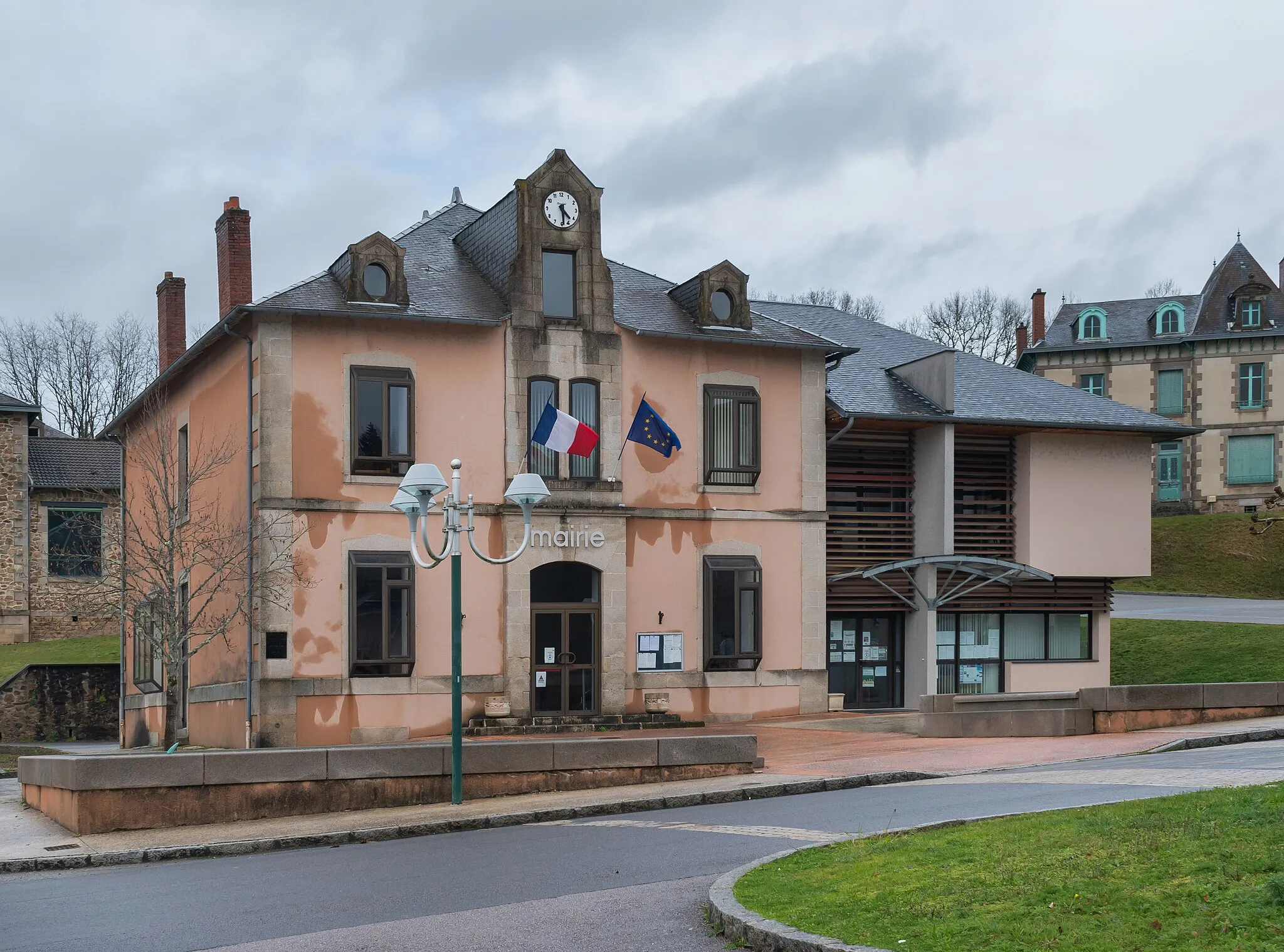 Photo showing: Town hall of Saint-Priest-Taurion, Haute-Vienne, France