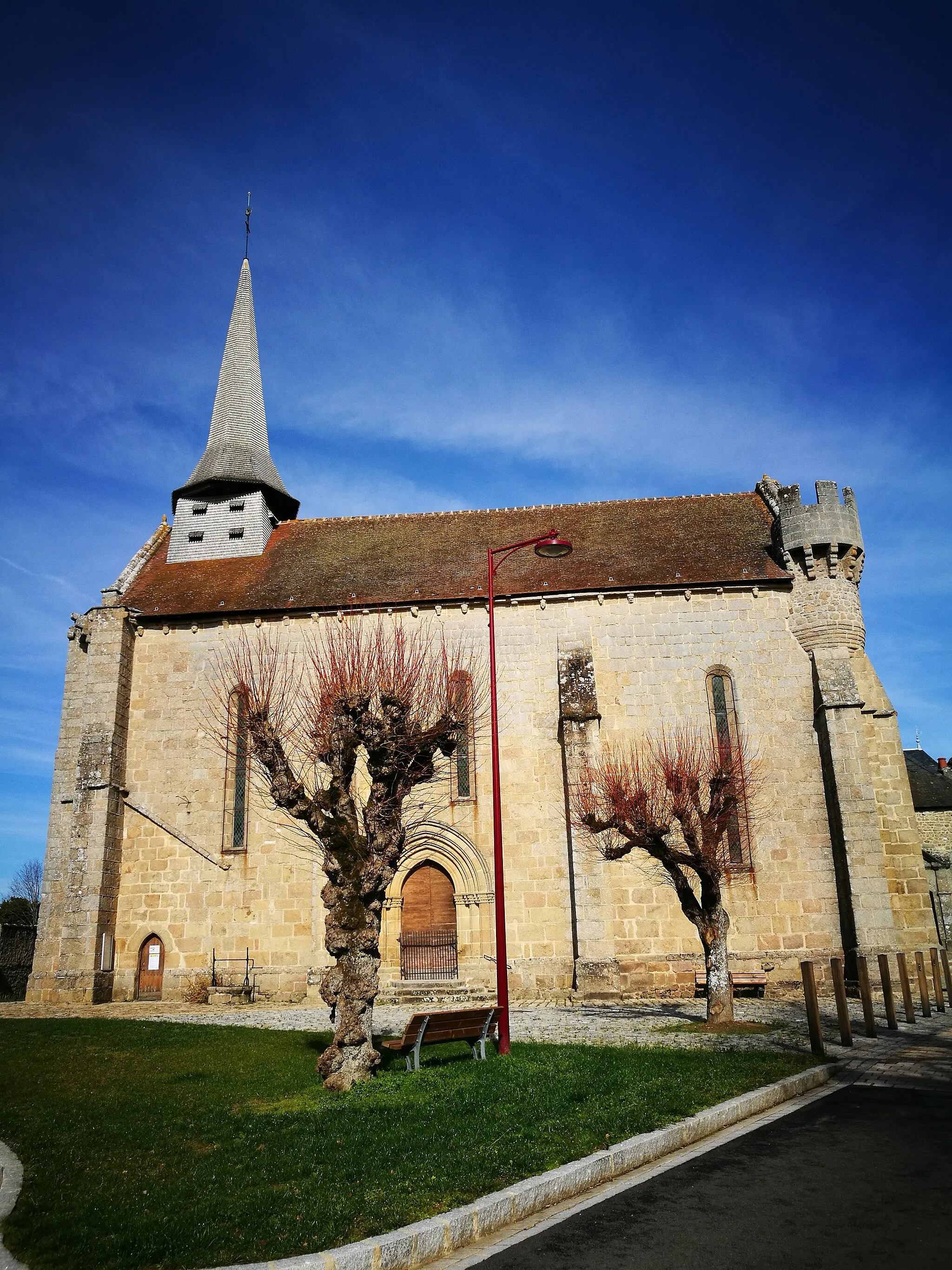 Photo showing: Façade Sud de l'église Saint-Sylvain de Bonnat, Creuse, France.