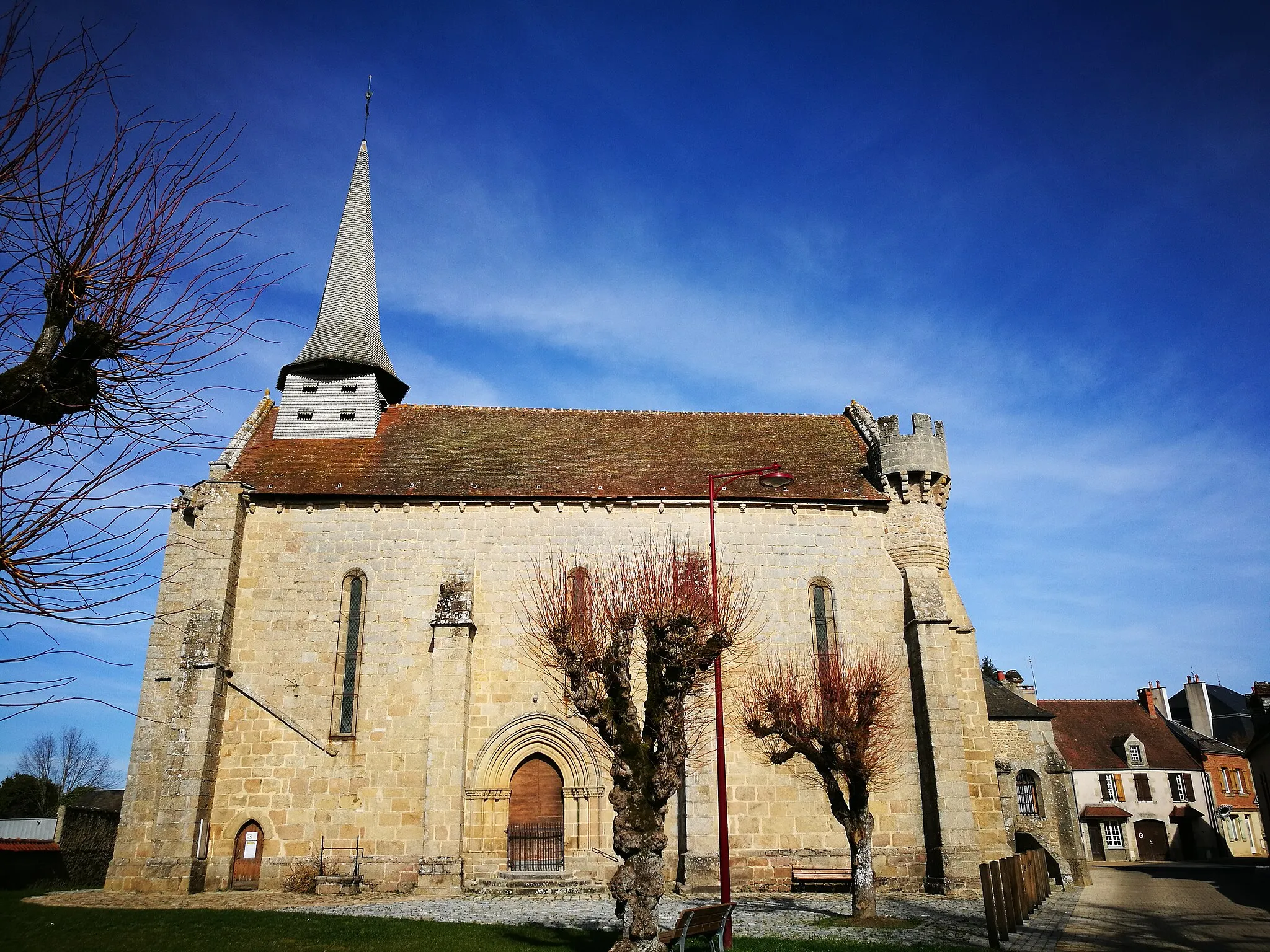 Photo showing: Façade Sud de l'église Saint-Sylvain de Bonnat, Creuse, France.