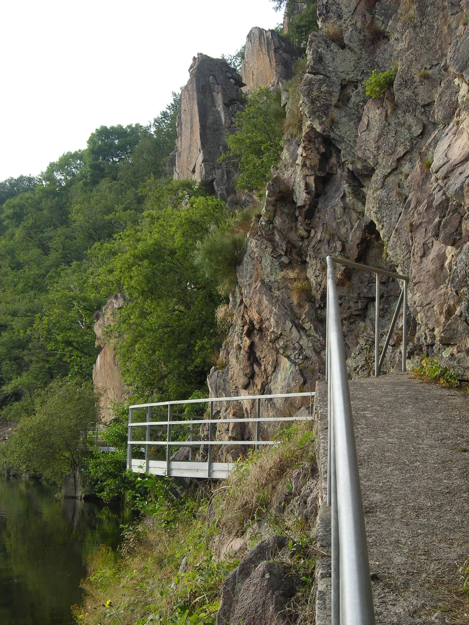 Photo showing: Rochers de Jupille, commune du Bourg-d'Hem en limite de celle d'Anzême, Creuse.