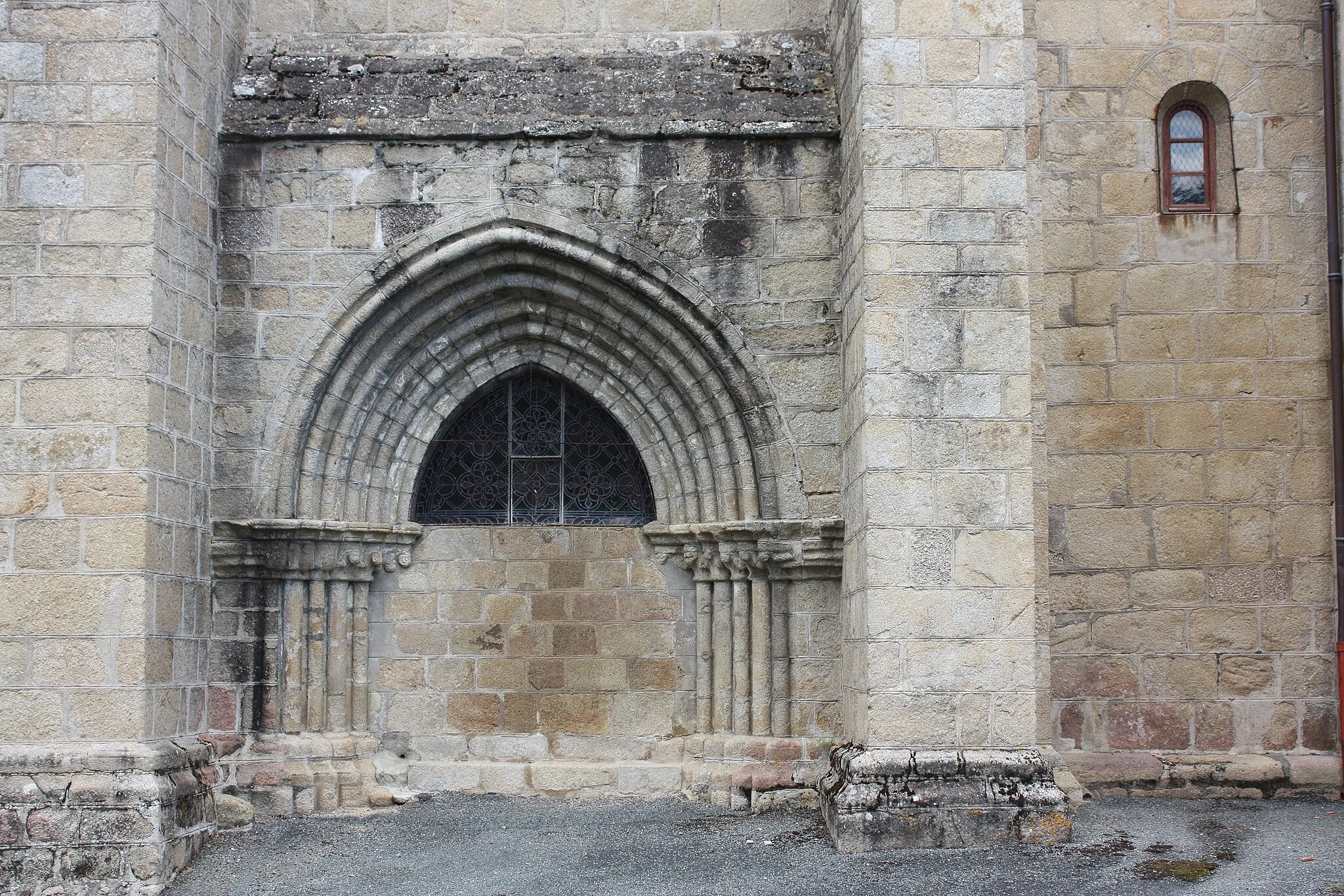 Photo showing: Chéniers église