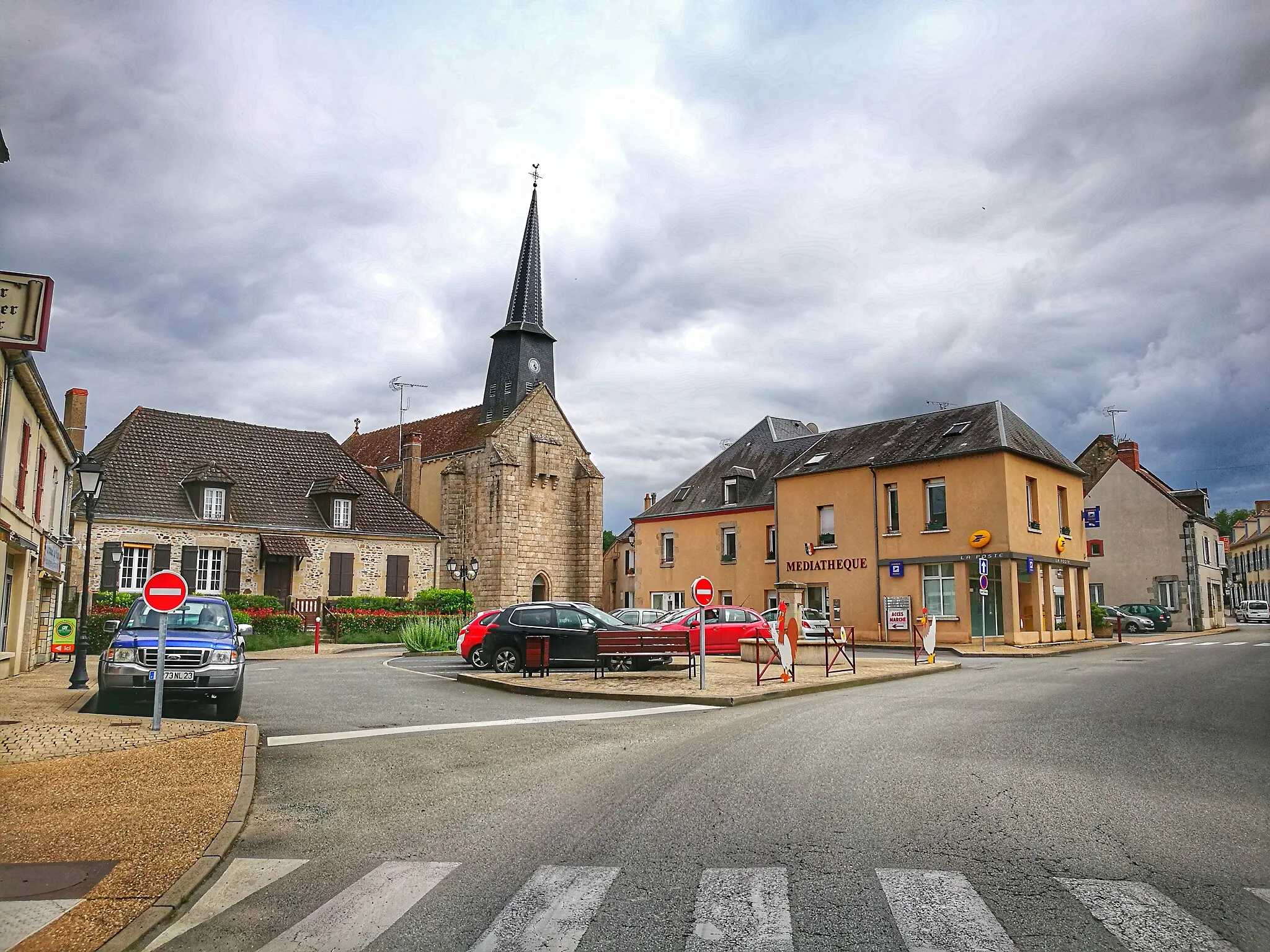 Photo showing: Vue sur la Place de l'Église dans le centre historique de Genouillac, Creuse, France.