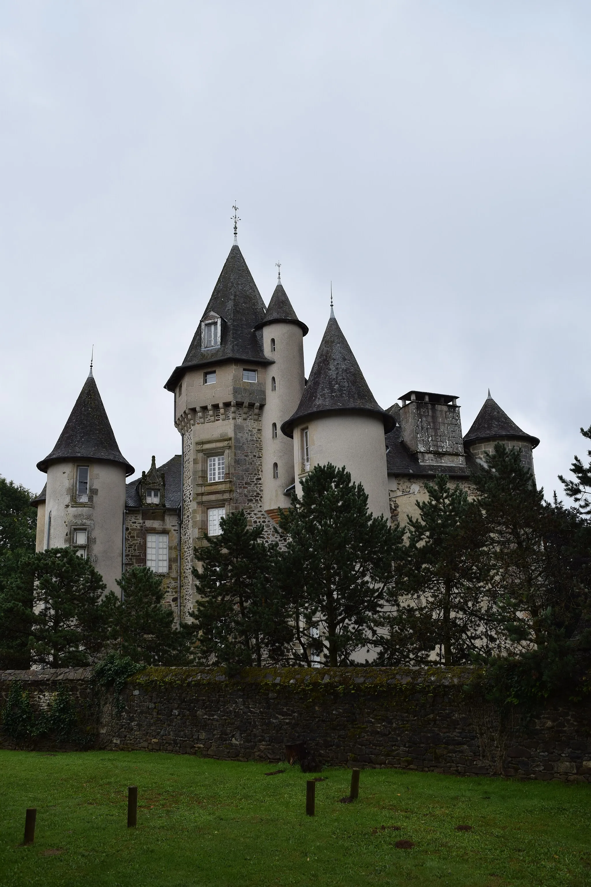 Photo showing: Château de Seilhac