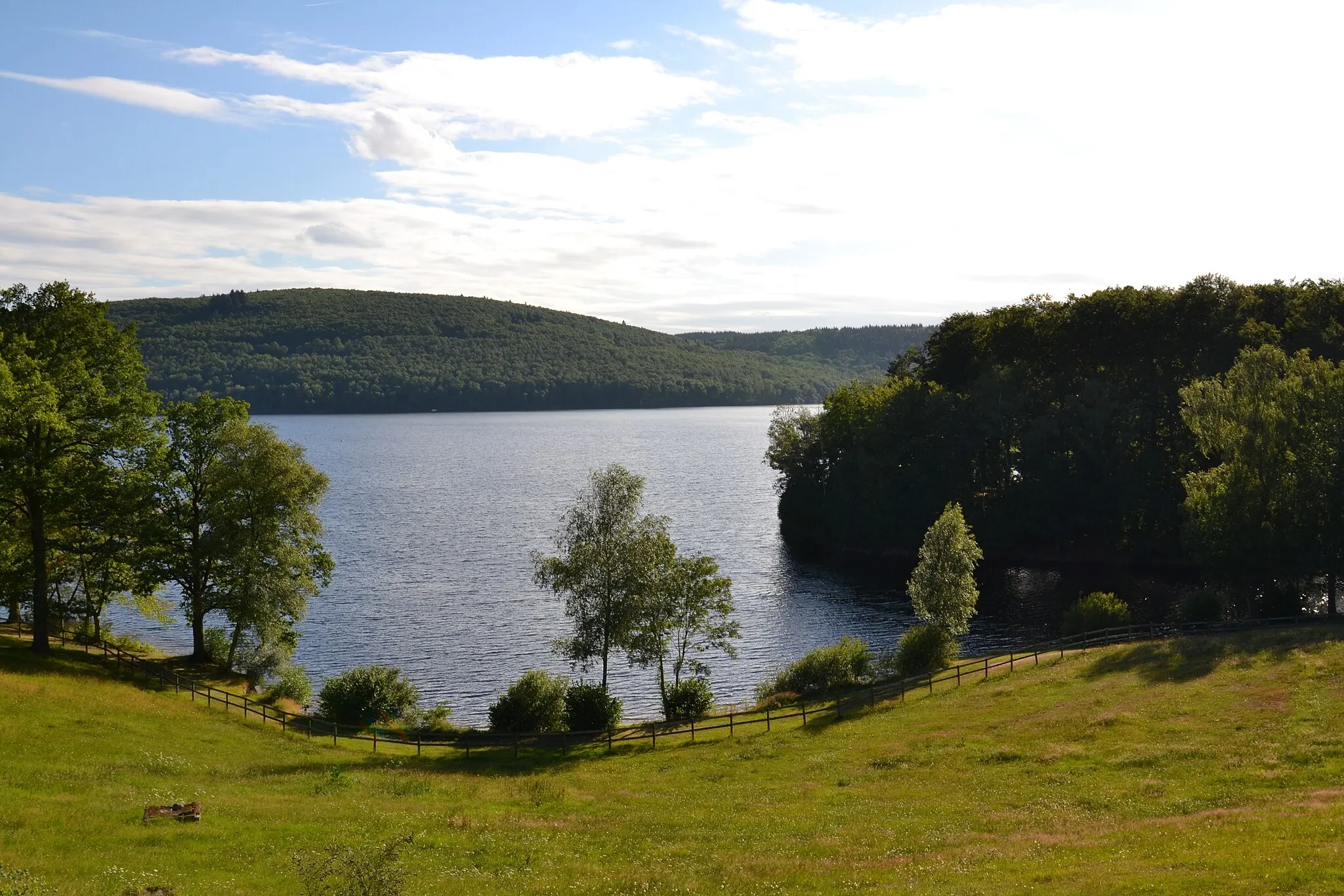 Photo showing: Vue du lac de Vassivière depuis l'île du même nom (Haute-Vienne, France)