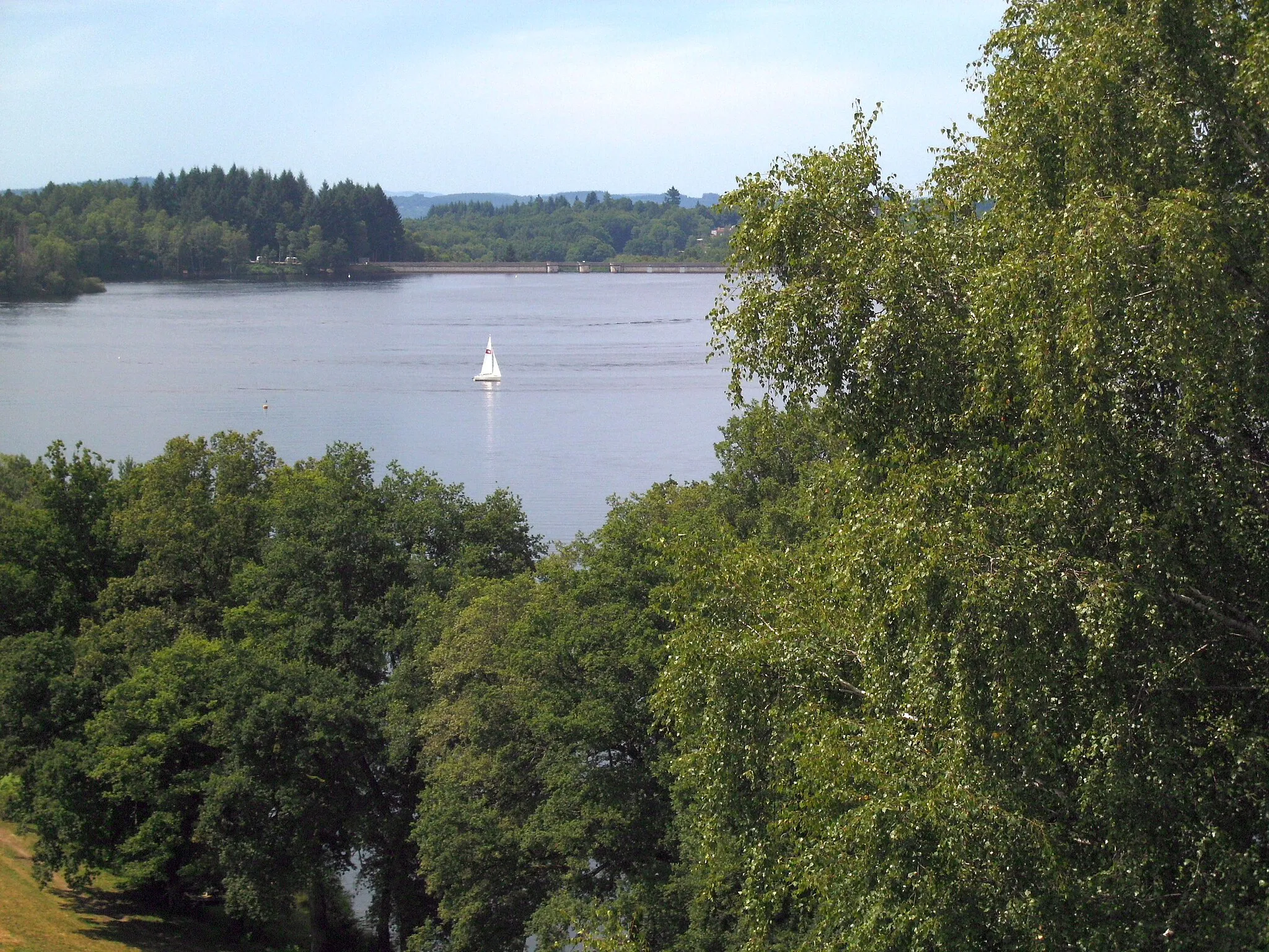 Photo showing: Barrage and sailing boat on Lac de Vassiviere, Limousin, France