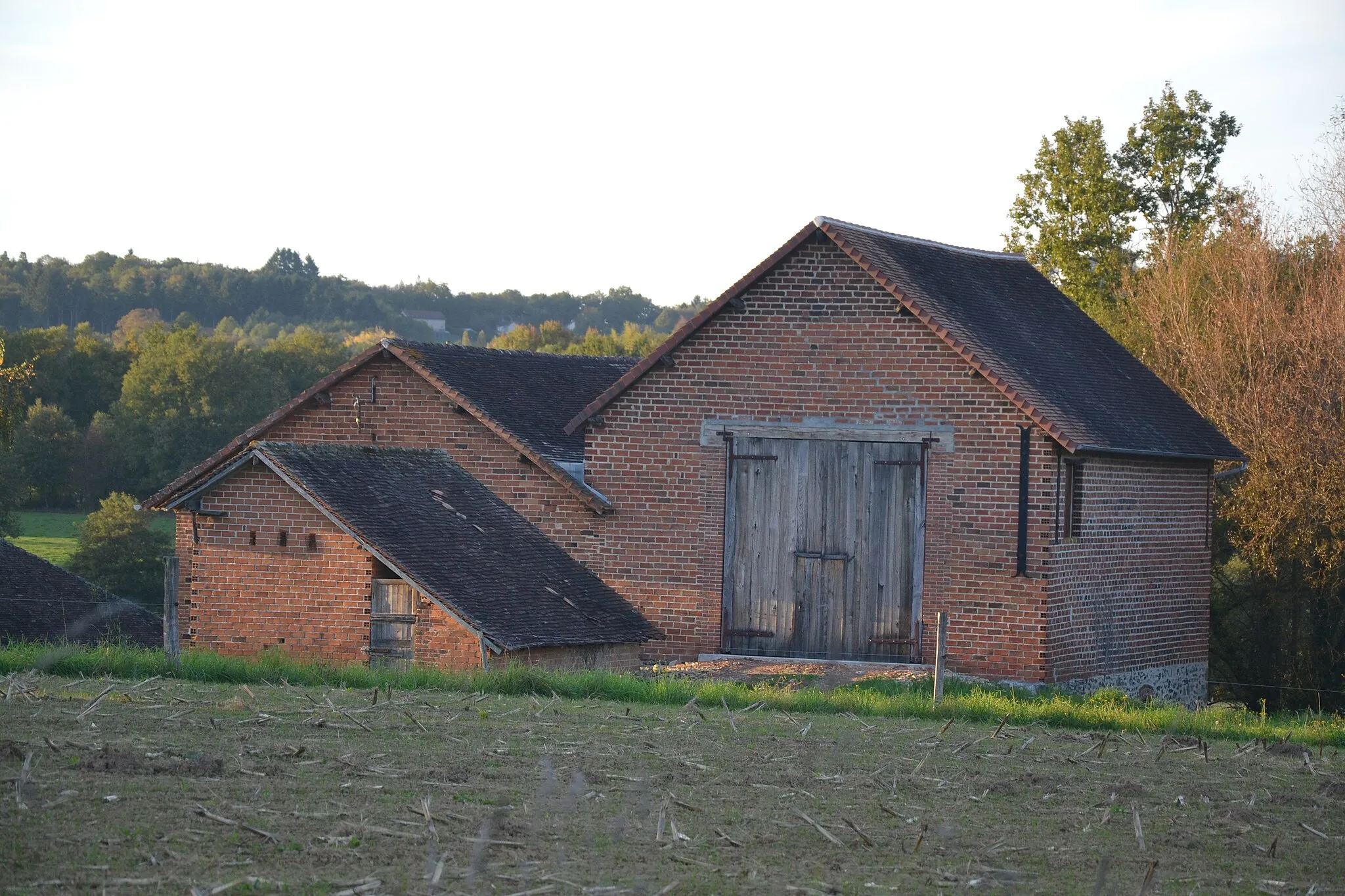 Photo showing: Maisons en brique à Las Maureillas (Saint-Hilaire-les-Places, Haute-Vienne, France), typiques du territoire.