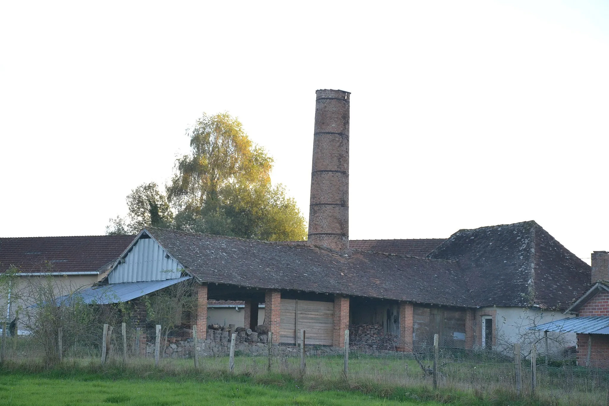 Photo showing: Ancienne briqueterie à La Noyeraie, Saint-Hilaire-les-Places (Haute-Vienne, France).