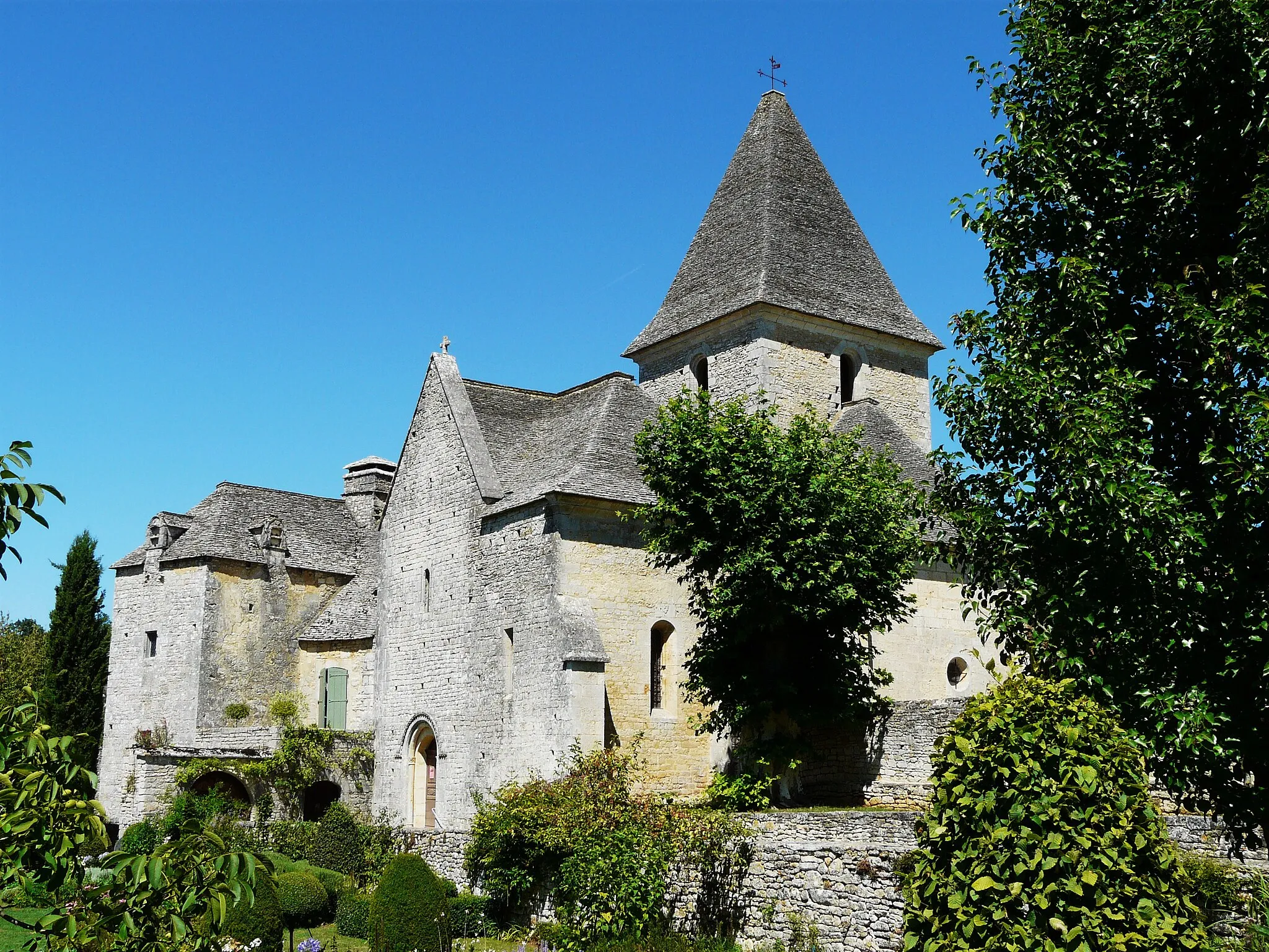 Photo showing: L'église Saint-Barthélemy, flanquée à gauche du presbytère, La Cassagne, Dordogne, France