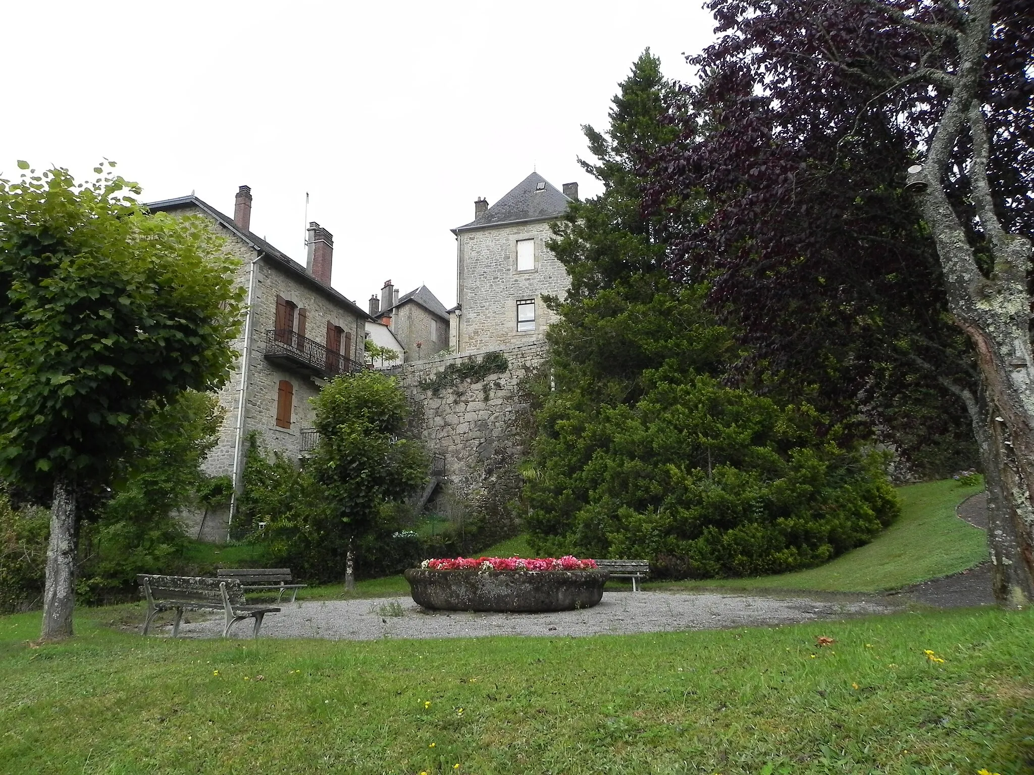 Photo showing: Treignac (Trainhac en occitan) est une commune française, située dans le département de la Corrèze et la région Limousin