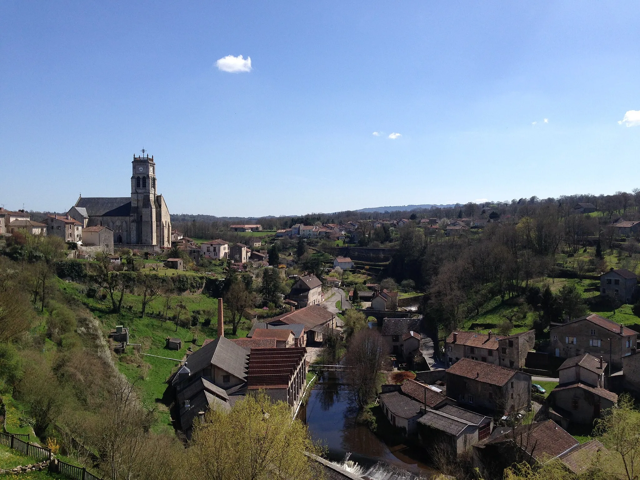 Photo showing: Bellac - vue vers église et centre ville