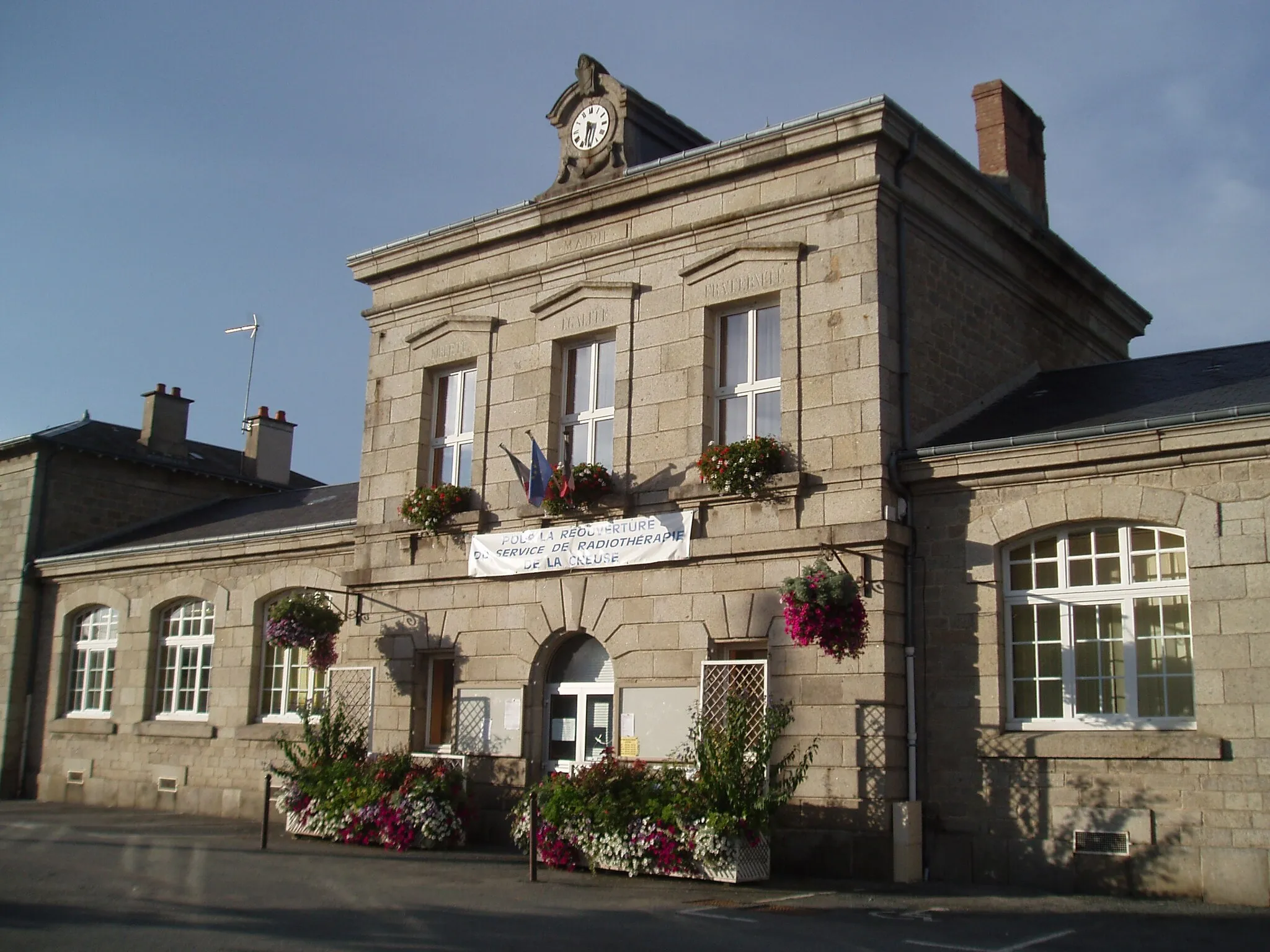 Photo showing: Mairie de Sainte-Feyre