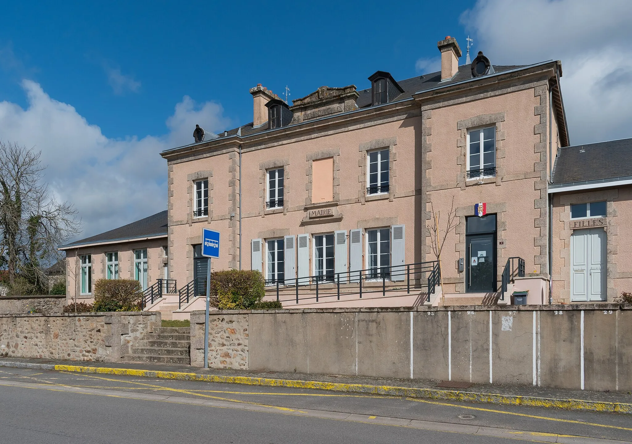Photo showing: Town hall of Lussac-les-Églises, Haute-Vienne, France
