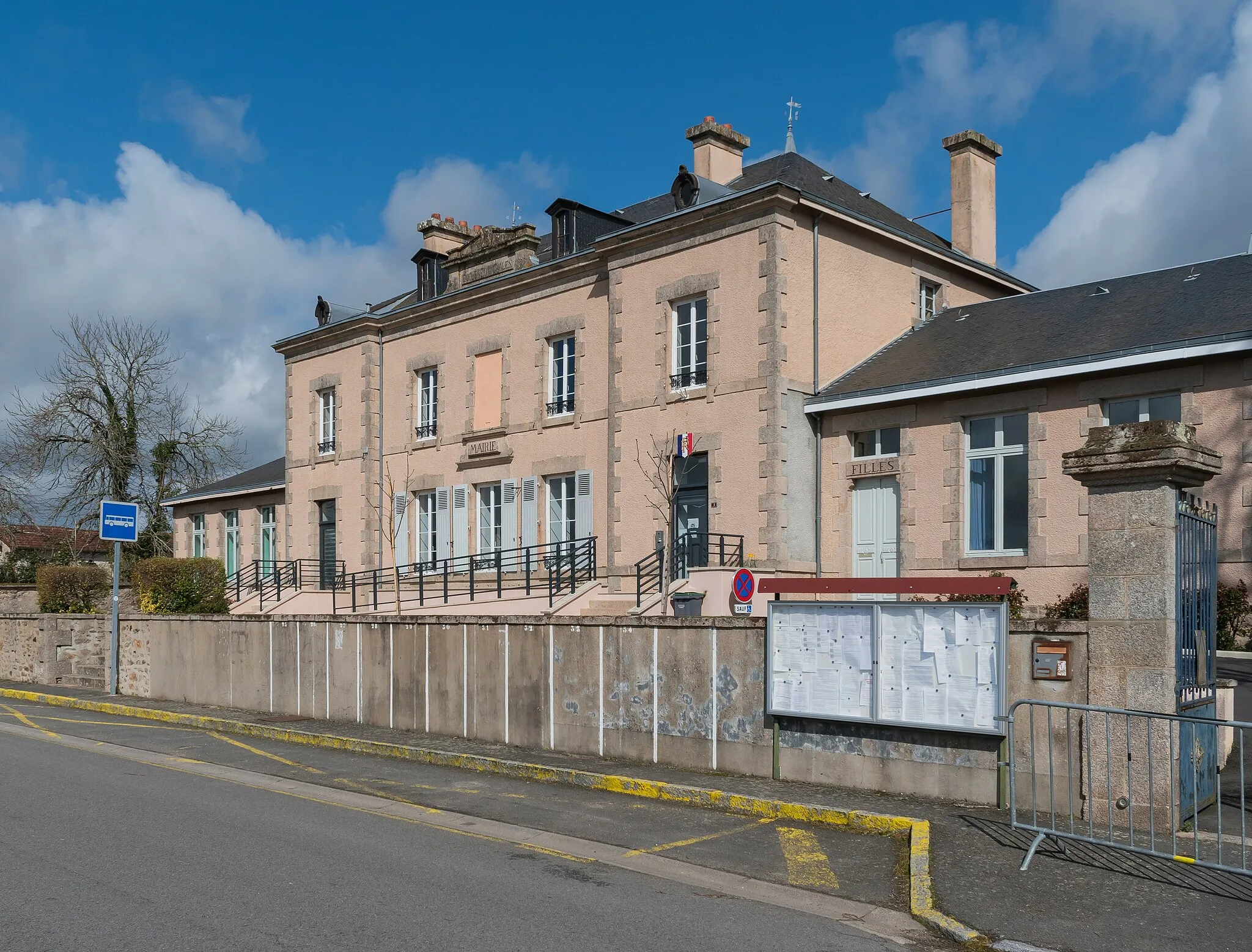 Photo showing: Town hall of Lussac-les-Églises, Haute-Vienne, France