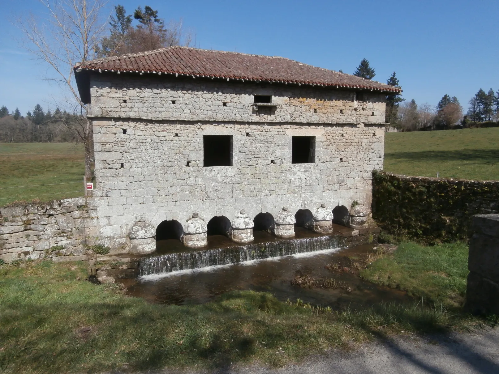 Photo showing: Pont-colombier de Veyrac